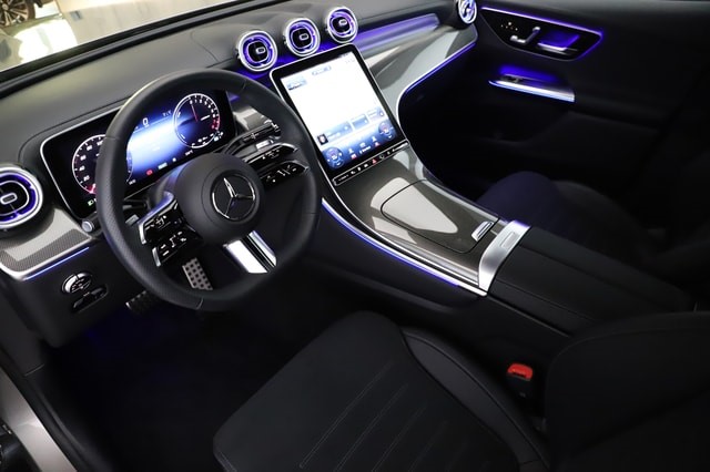 MERCEDES-BENZ GLC 300 e AMG Line 4m-image-5