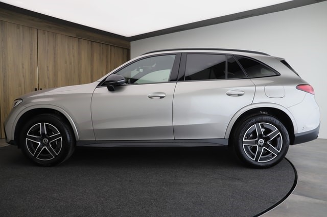 MERCEDES-BENZ GLC 300 e AMG Line 4m-image-2