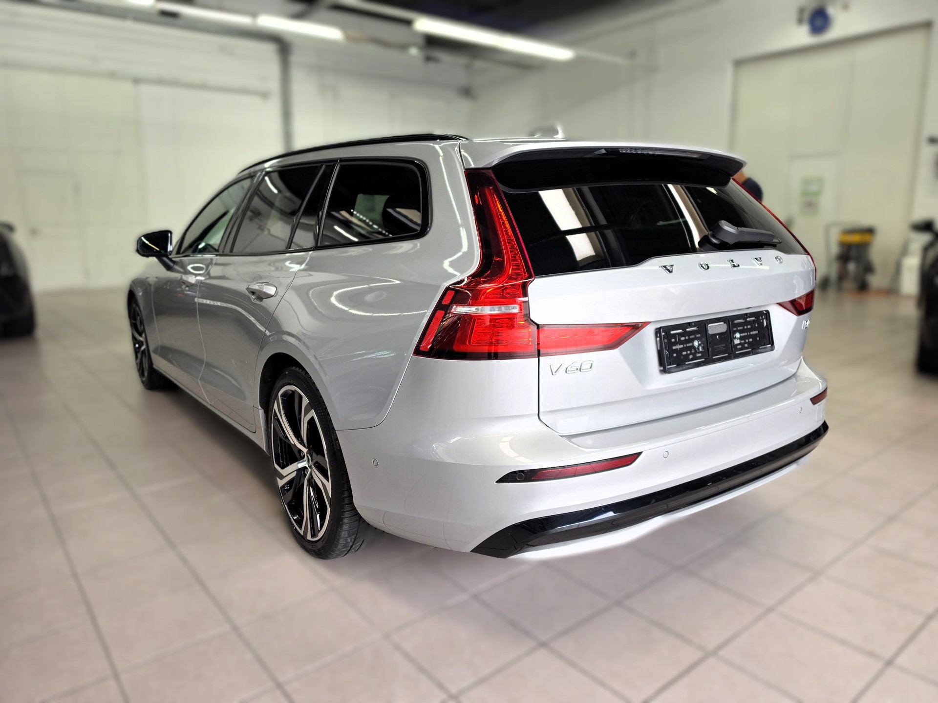 VOLVO V60 B4 Benzin Mild Hybrid Ultra Dark DCT-image-2