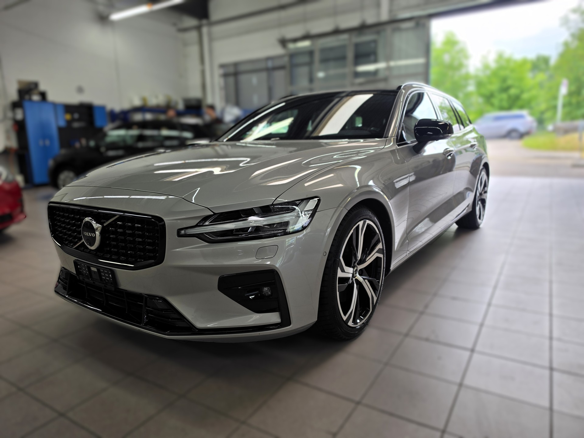 VOLVO V60 B4 Benzin Mild Hybrid Ultra Dark DCT-image-0