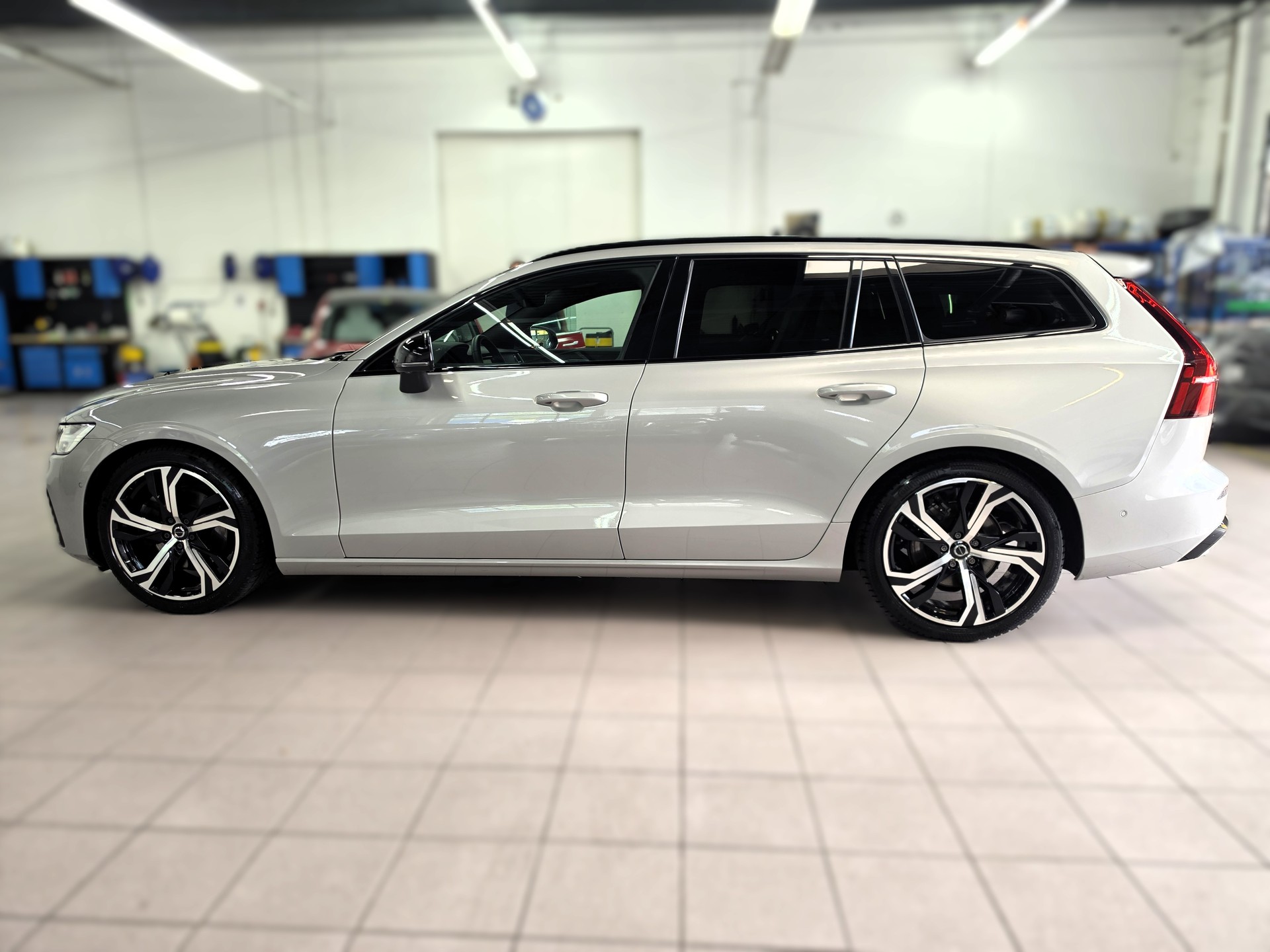 VOLVO V60 B4 Benzin Mild Hybrid Ultra Dark DCT-image-1