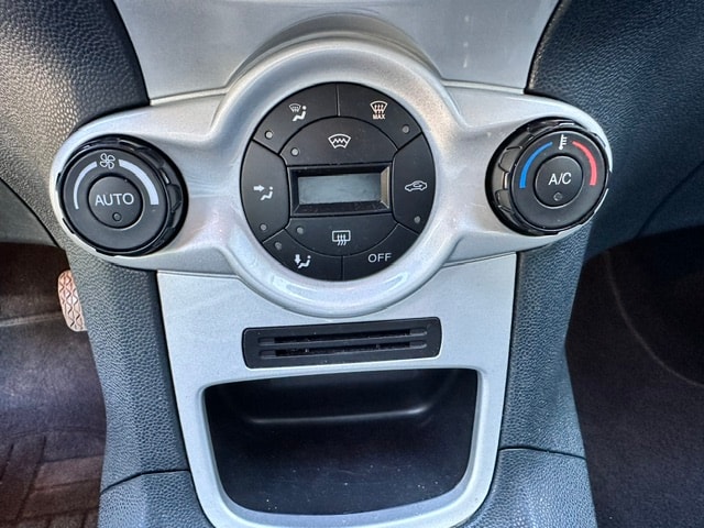 FORD Fiesta 1.6 16V Titanium-image-13