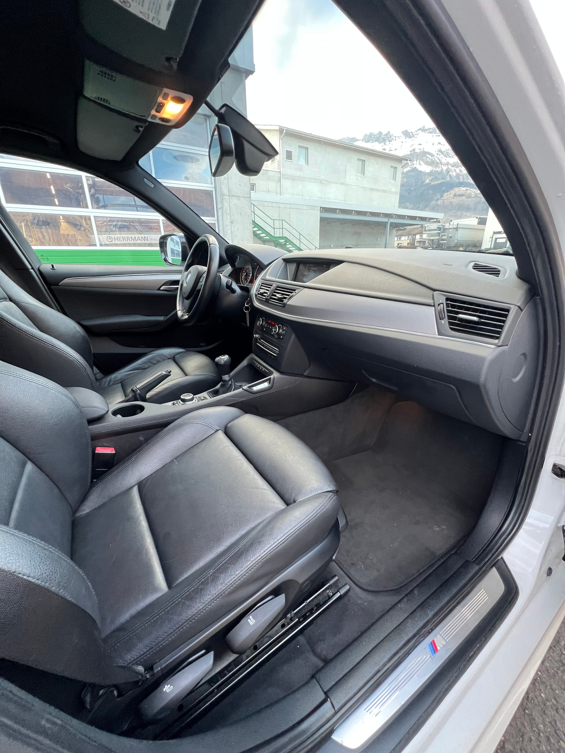 BMW X1 xDrive 18d-image-11