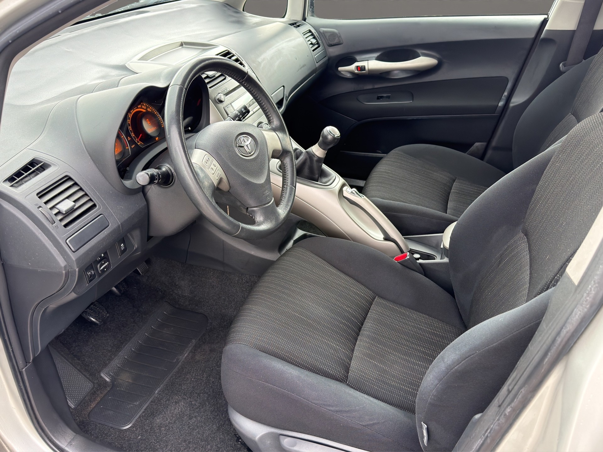TOYOTA Auris 1.6 Linea Luna-image-13