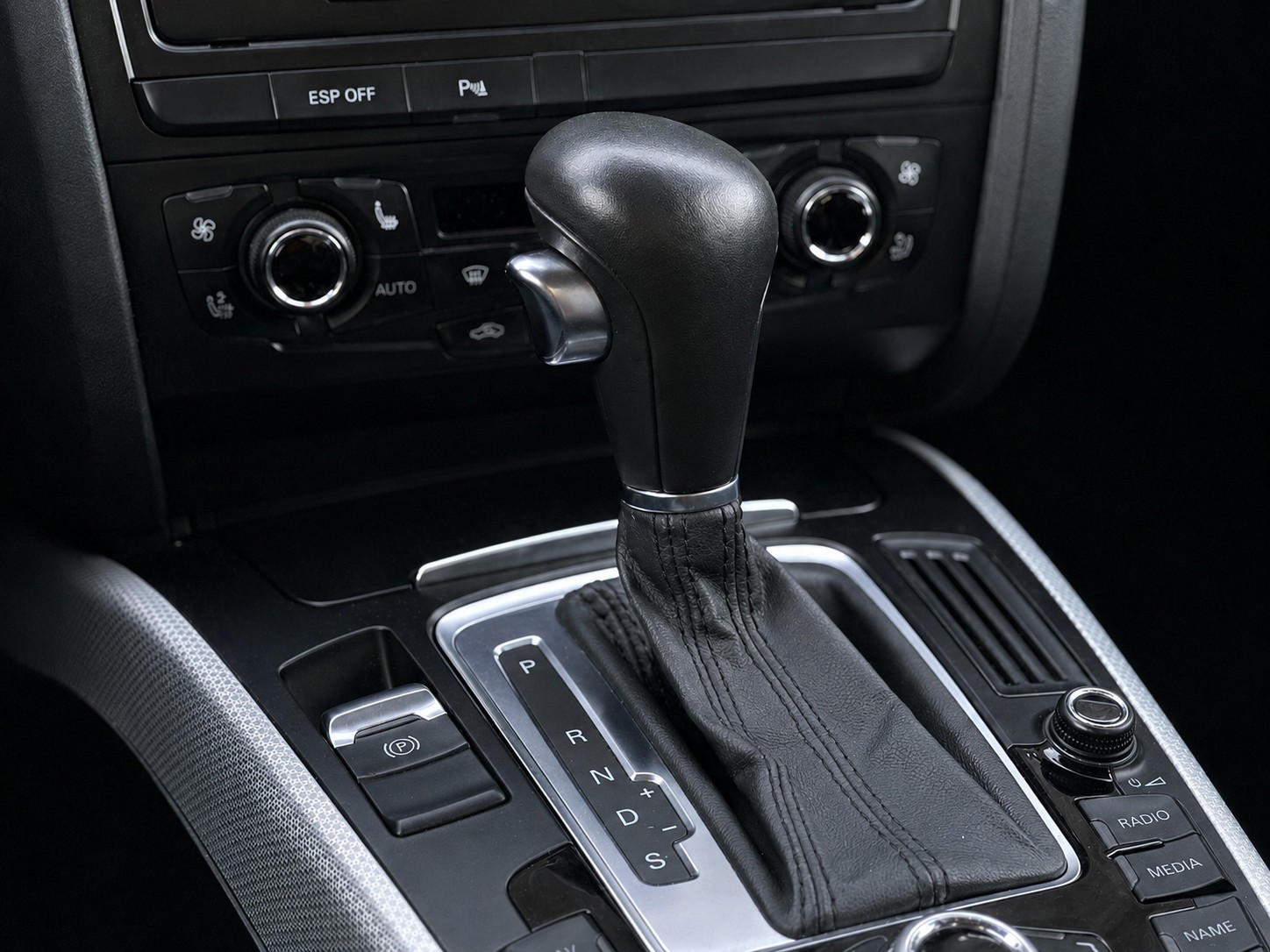 AUDI A4 Limousine 3.2 FSI quattro tiptronic-image-14