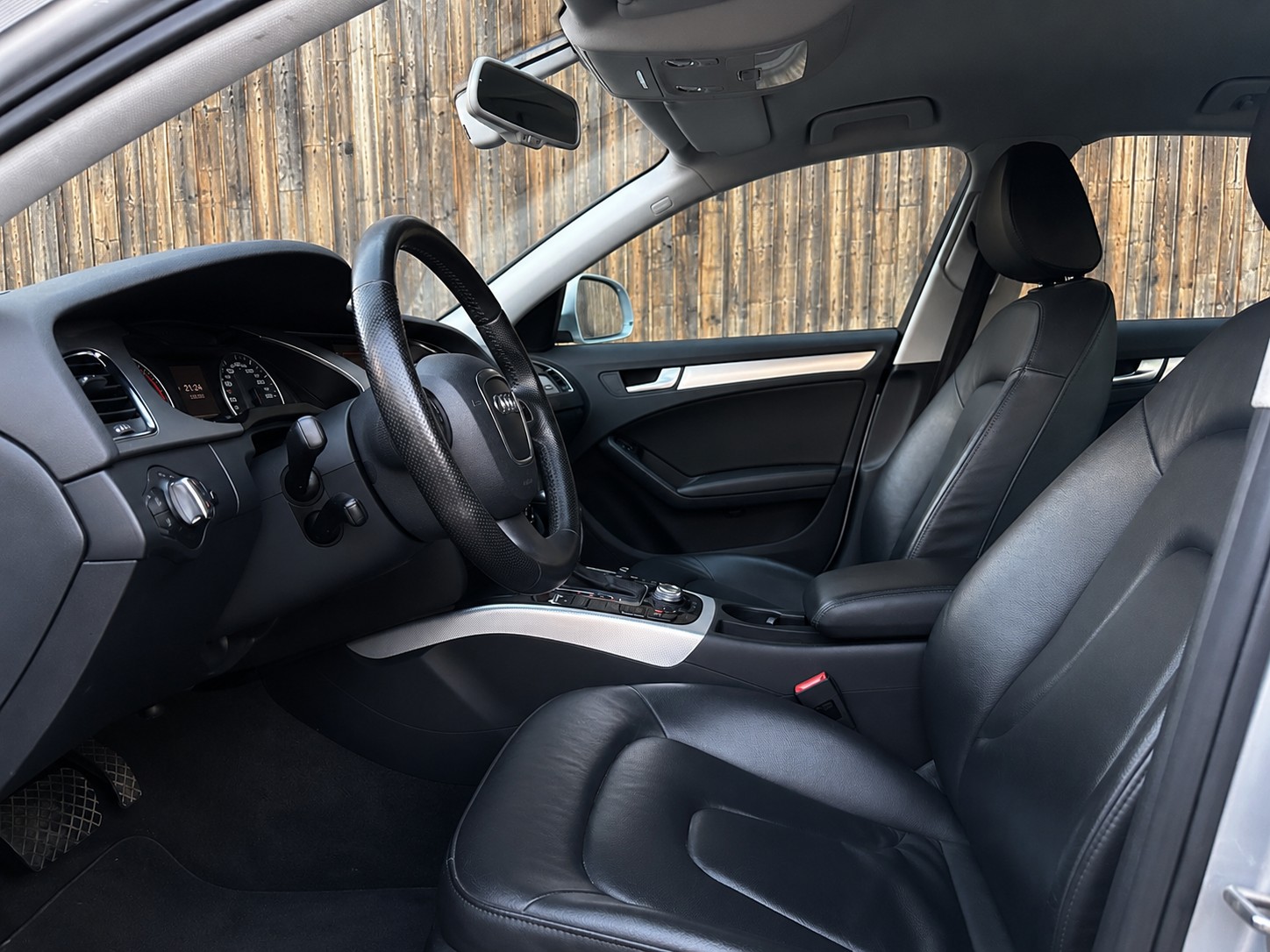 AUDI A4 Limousine 3.2 FSI quattro tiptronic-image-8