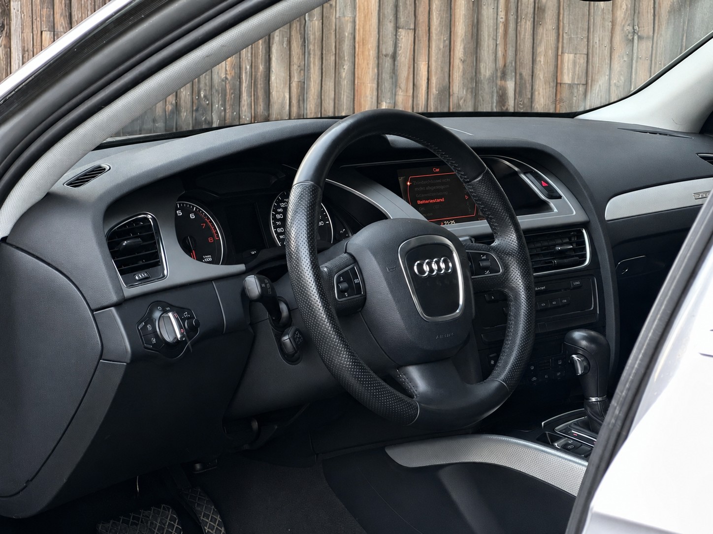 AUDI A4 Limousine 3.2 FSI quattro tiptronic-image-11