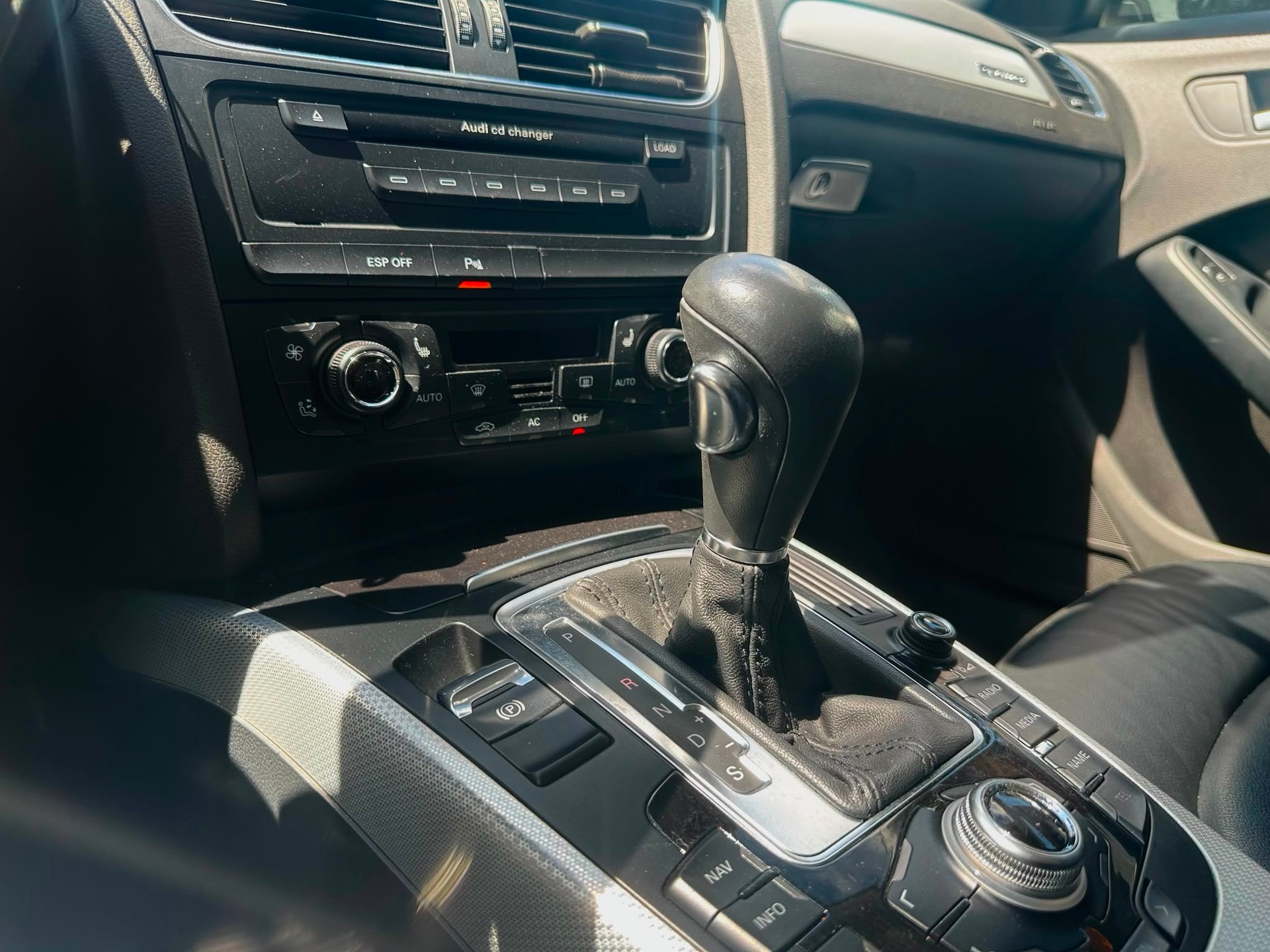 AUDI A4 Limousine 3.2 FSI quattro tiptronic-image-9