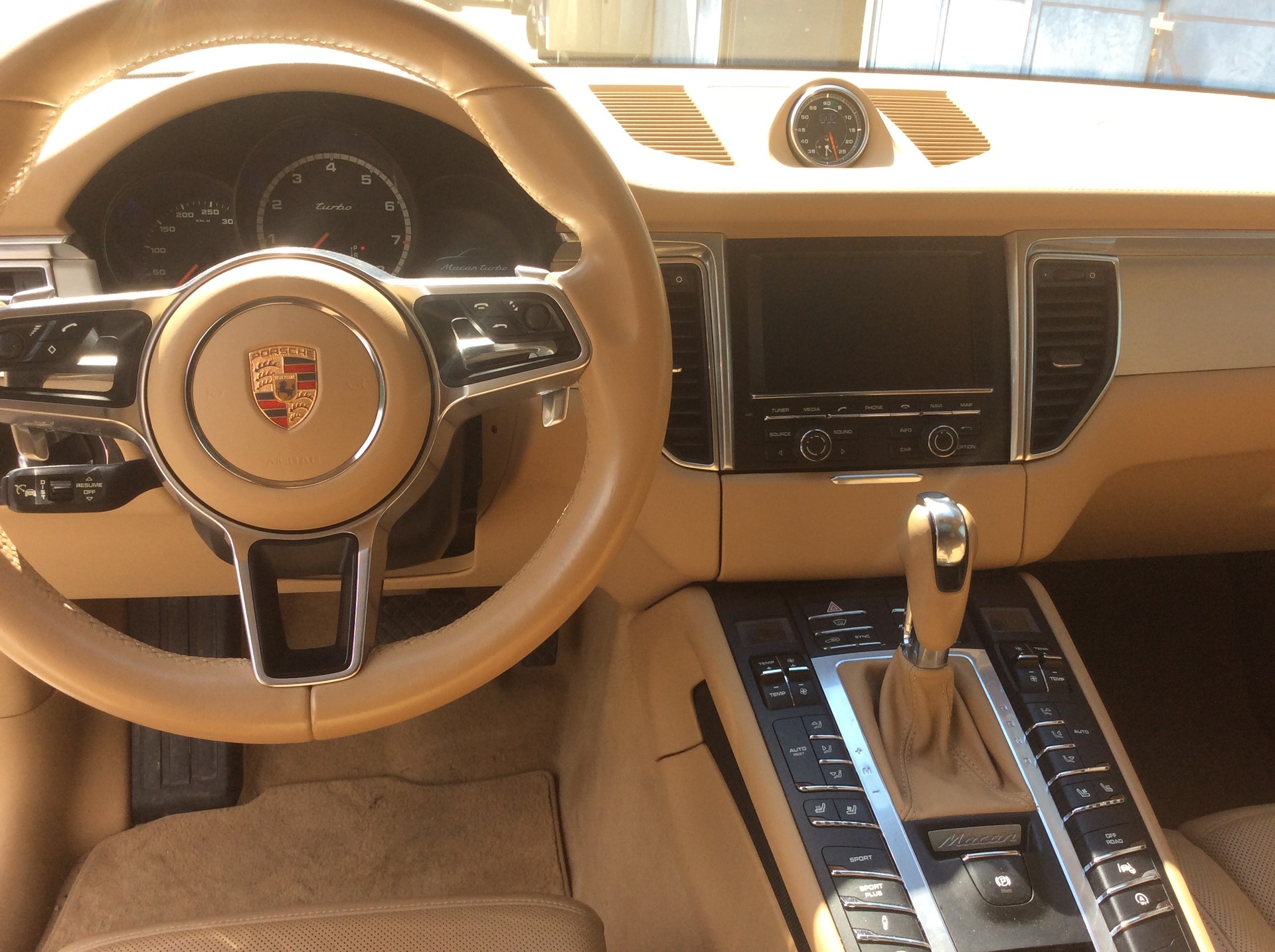 PORSCHE MACAN-image-4