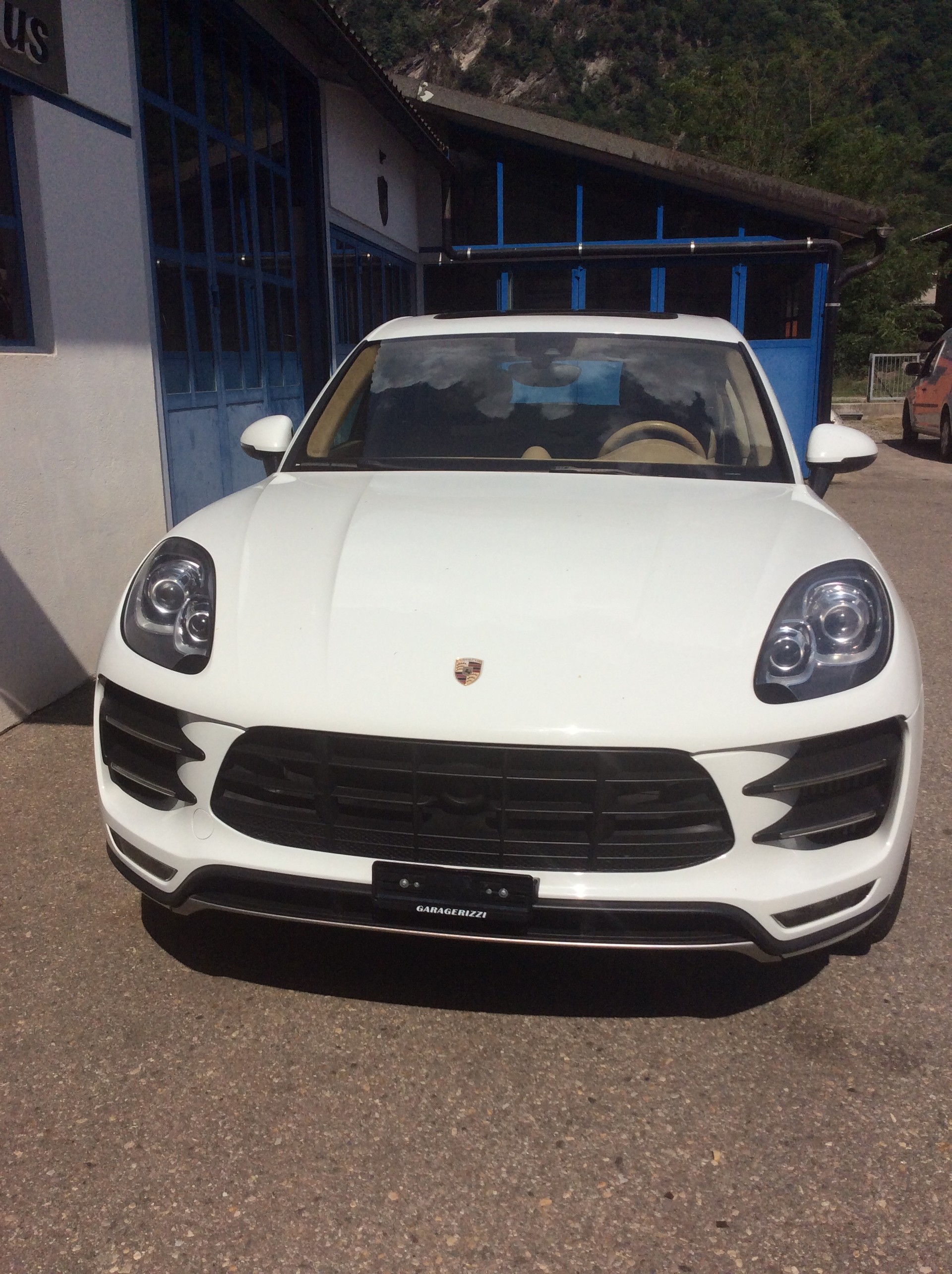 PORSCHE MACAN-image-0