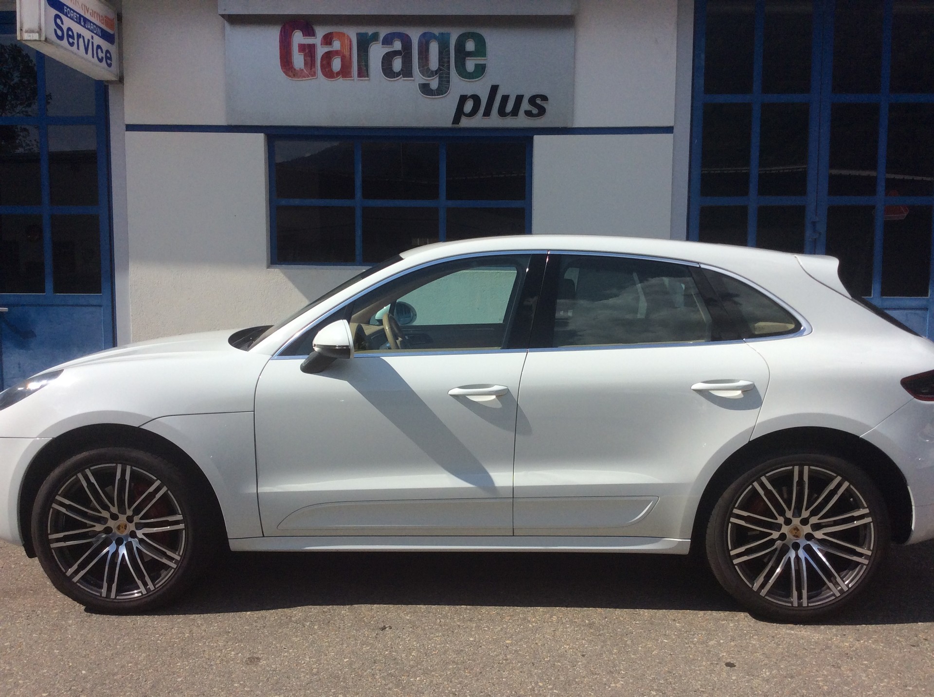 PORSCHE MACAN-image-1