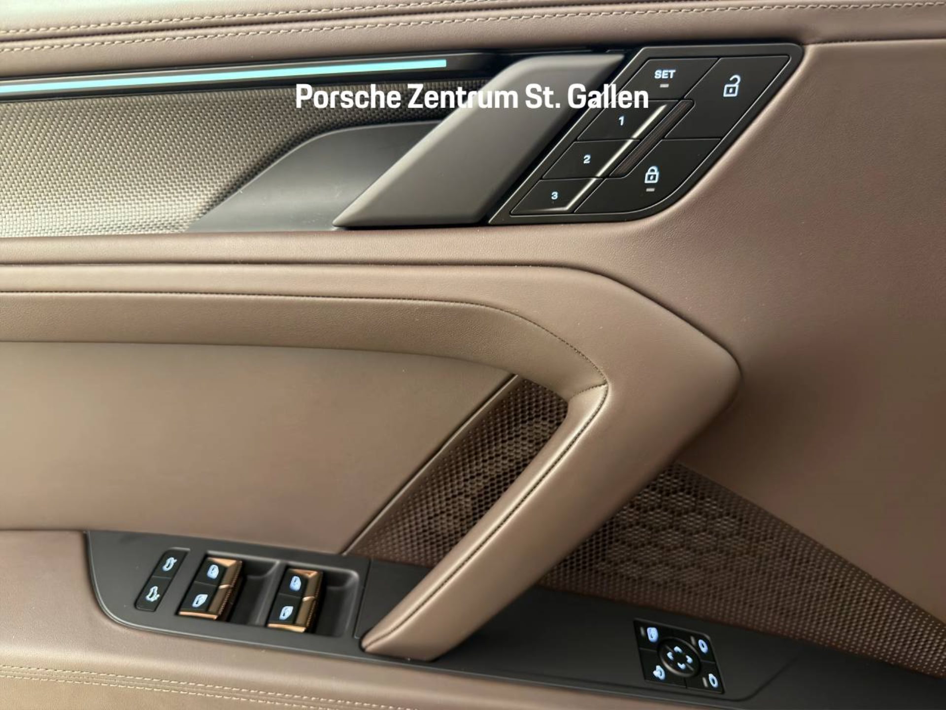 PORSCHE Cayenne Turbo Electric-image-17
