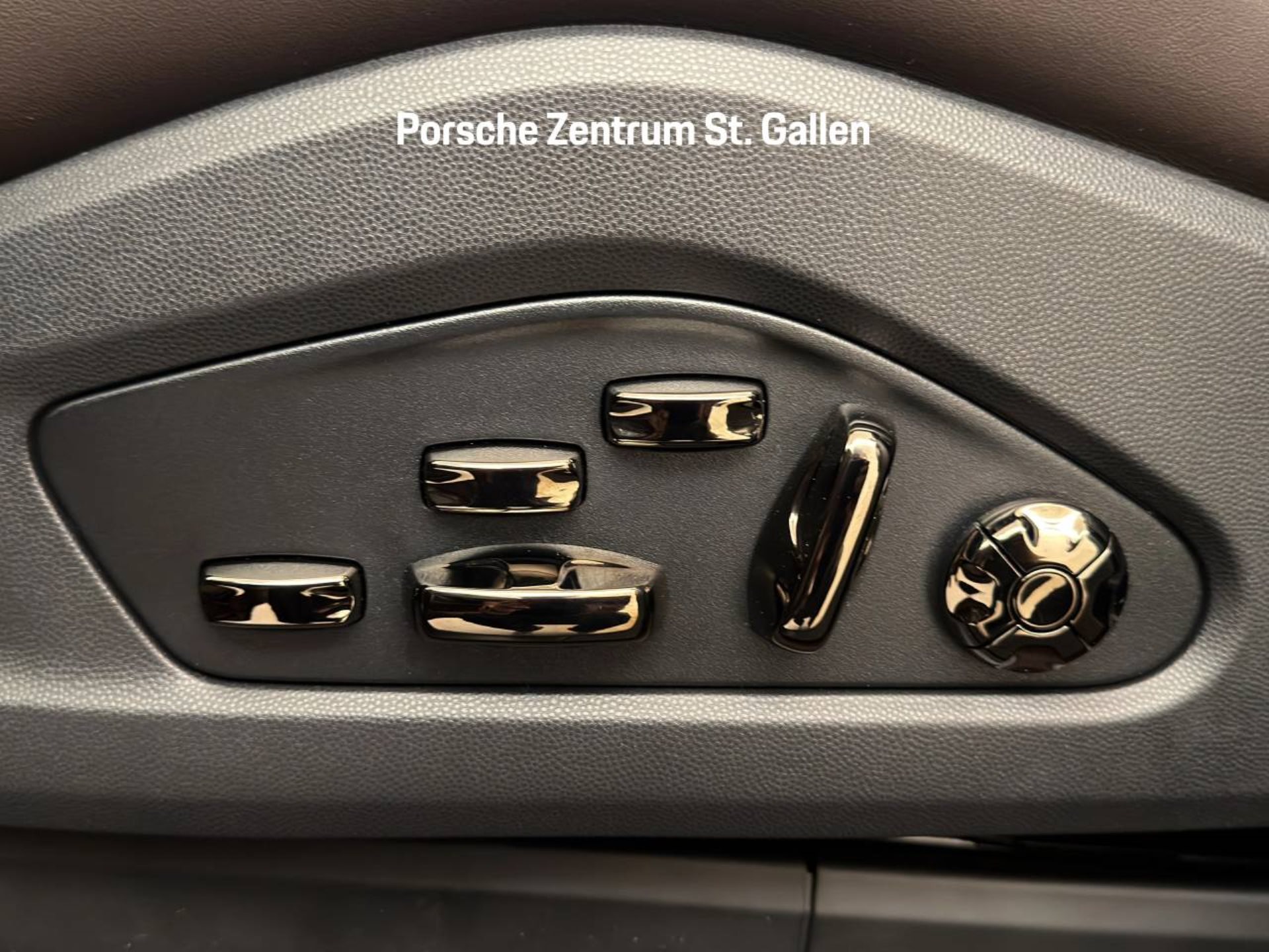 PORSCHE Cayenne Turbo Electric-image-25