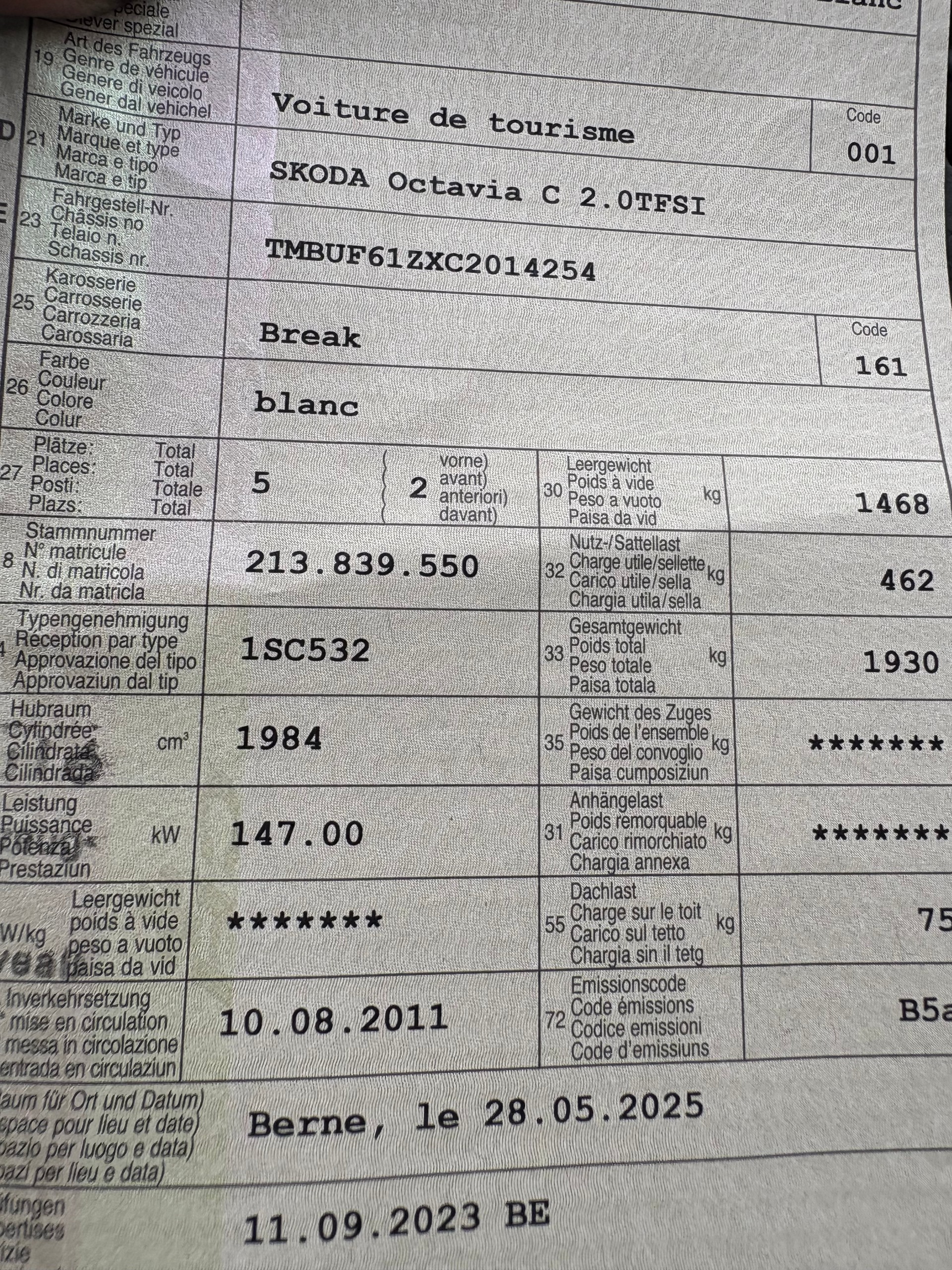 SKODA Octavia Combi 2.0 TSI RS-image-12