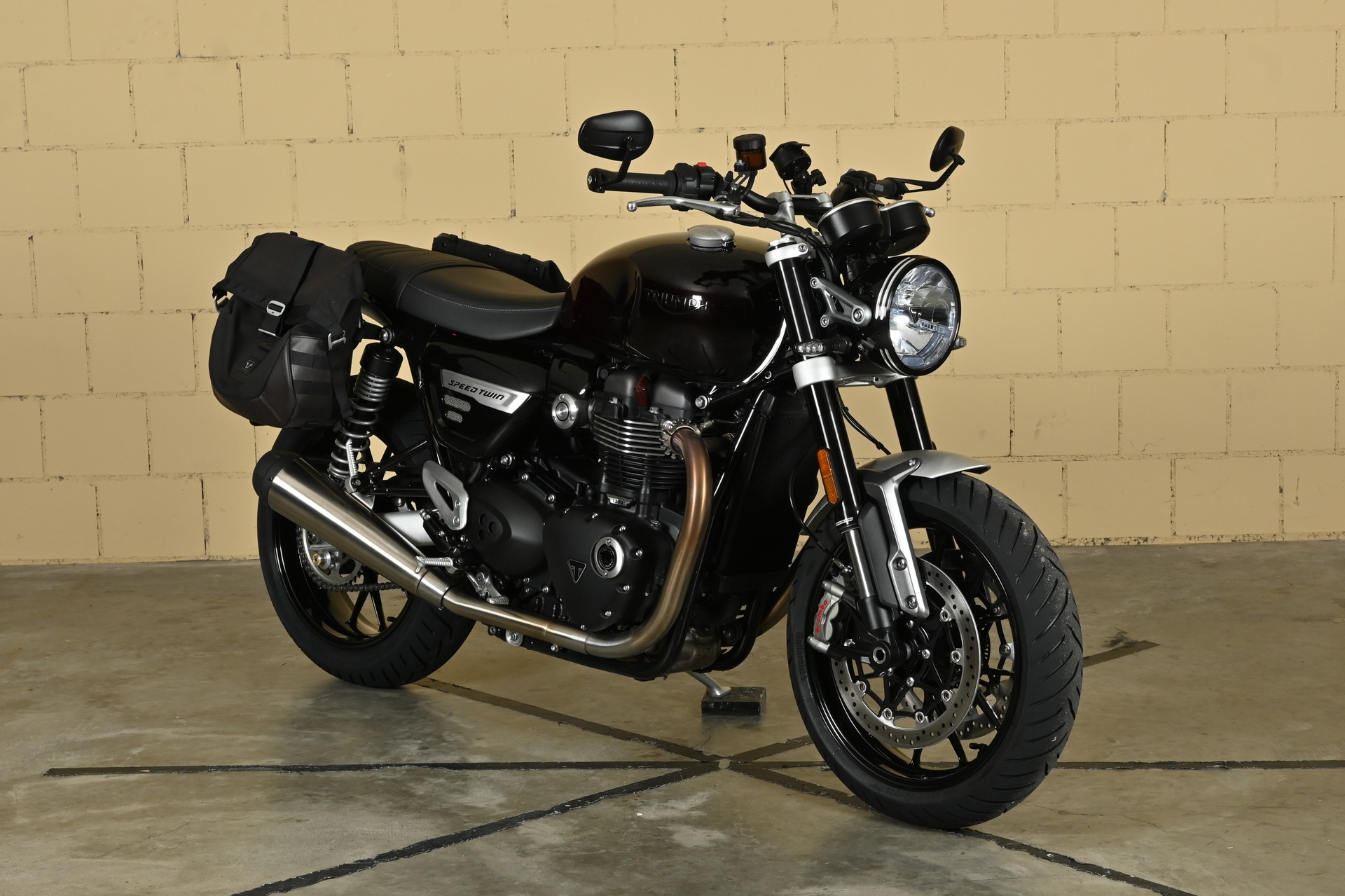 TRIUMPH Speed Twin 1200-showroom-element-1