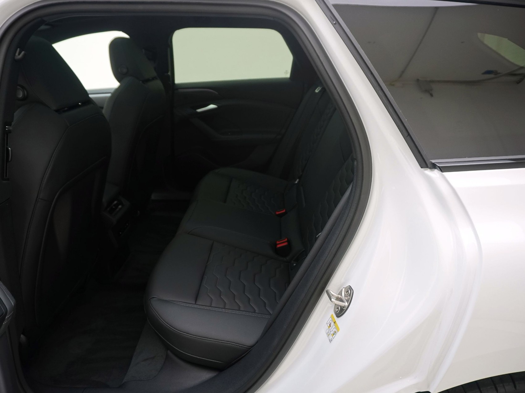 AUDI A6 e-tron Avant quattro S line-image-15