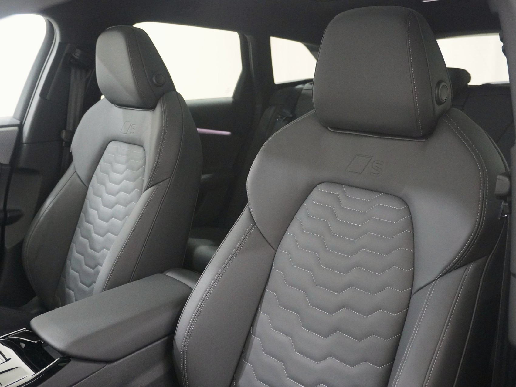 AUDI A6 e-tron Avant quattro S line-image-13