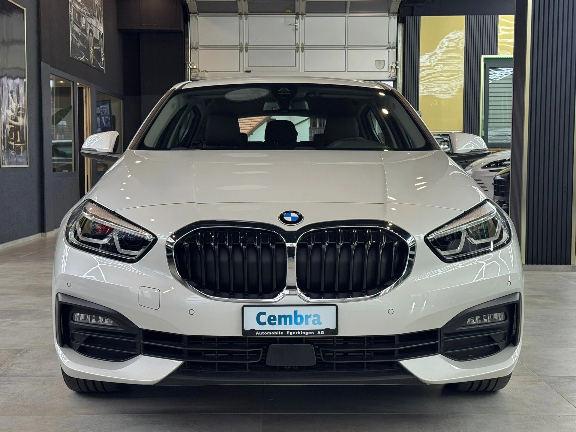 BMW 118d Steptronic-showroom-element-1