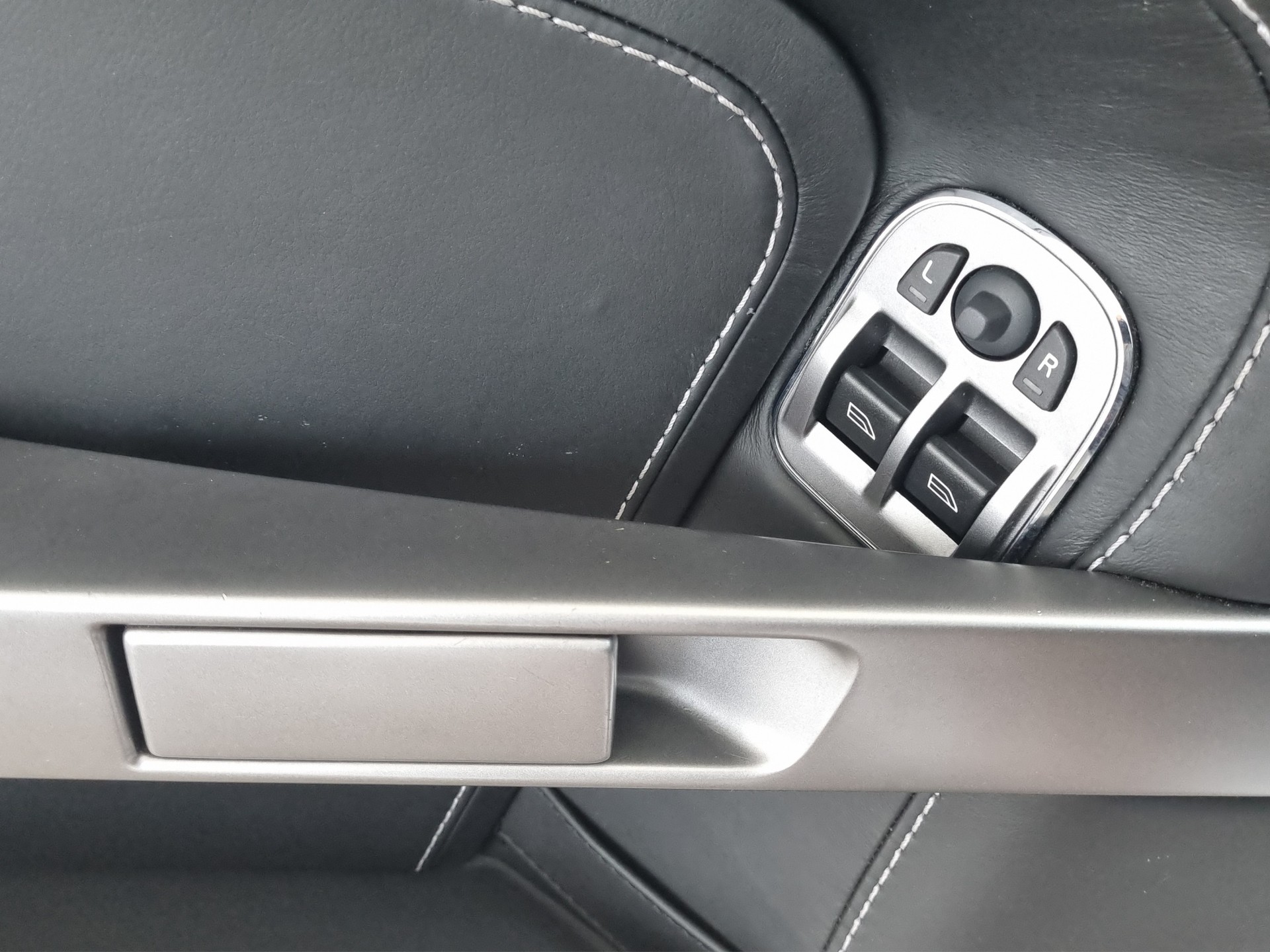 ASTON MARTIN V8 Vantage Roadster 4.7 Sportshift-image-10