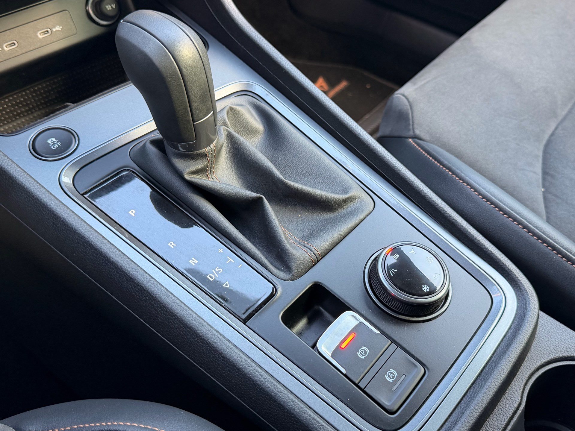 CUPRA Ateca VZ 4Drive *** AKRAPOVIC SPORTAUSPUFF ***-image-24