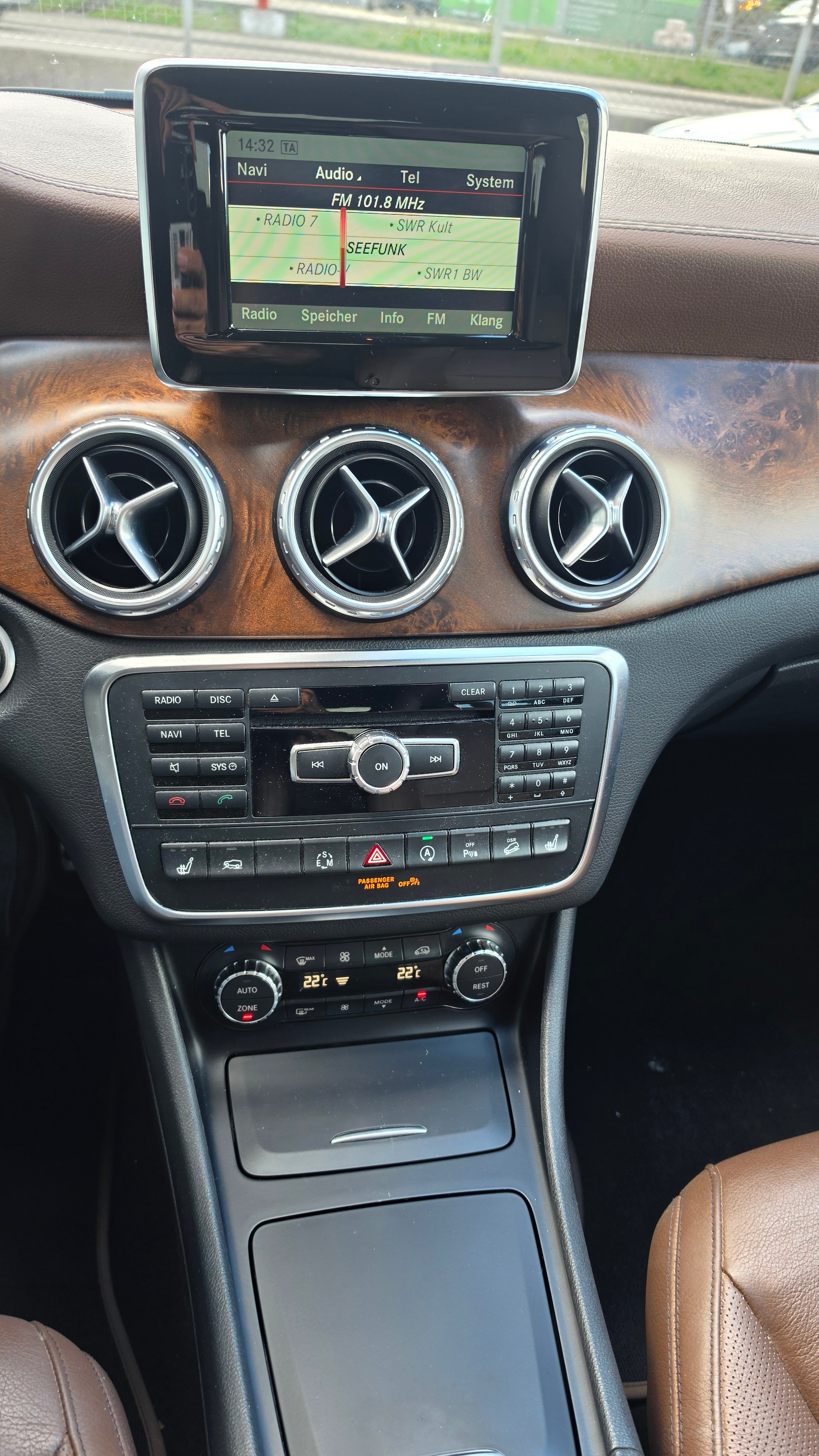 MERCEDES-BENZ GLA 250 Urban 4Matic 7G-DCT-image-12