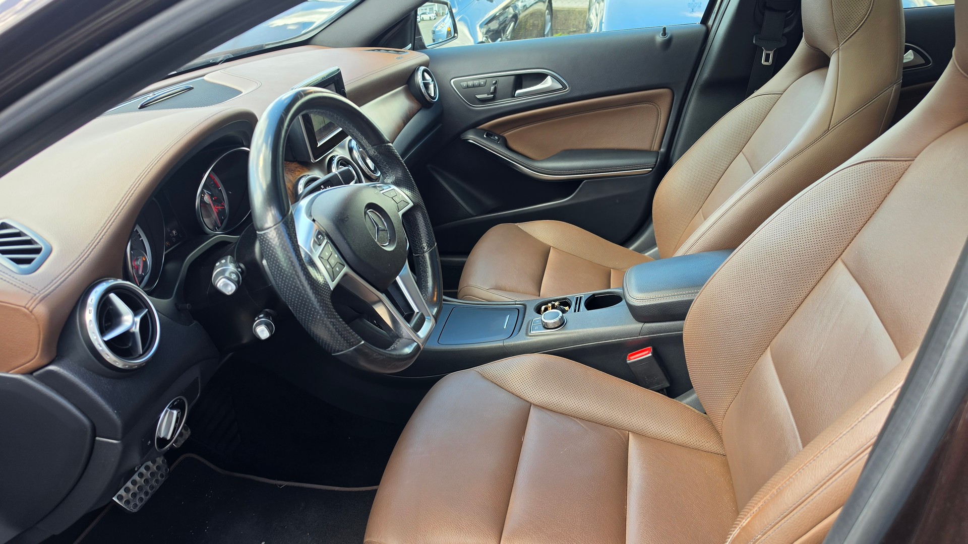 MERCEDES-BENZ GLA 250 Urban 4Matic 7G-DCT-image-9