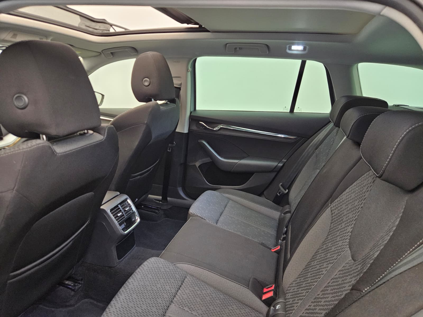 SKODA Octavia Combi 1.5 TSI mHEV DSG Style-image-12