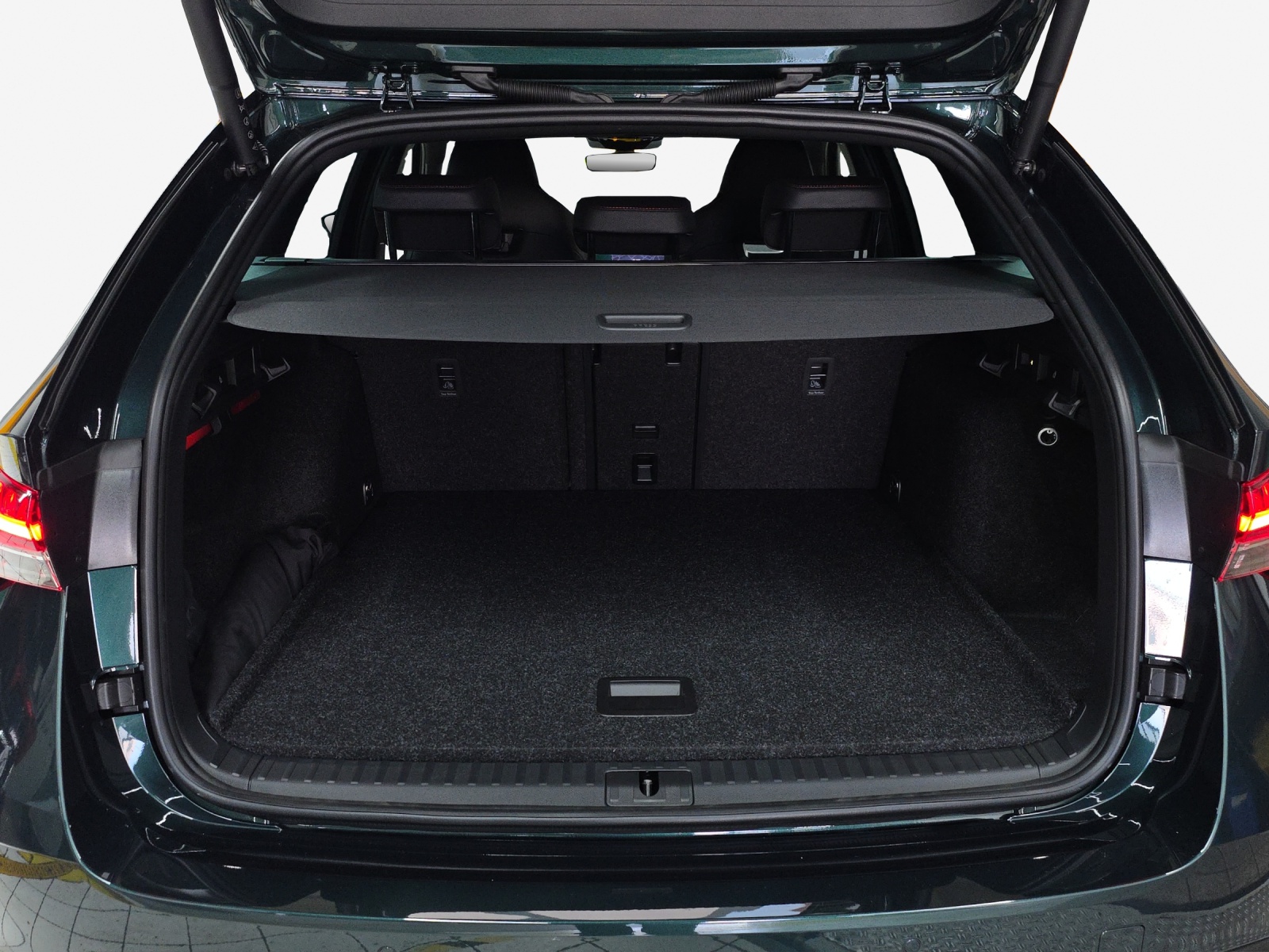 SKODA Octavia Combi 2.0 TSI DSG RS 30 Years Edition-image-11