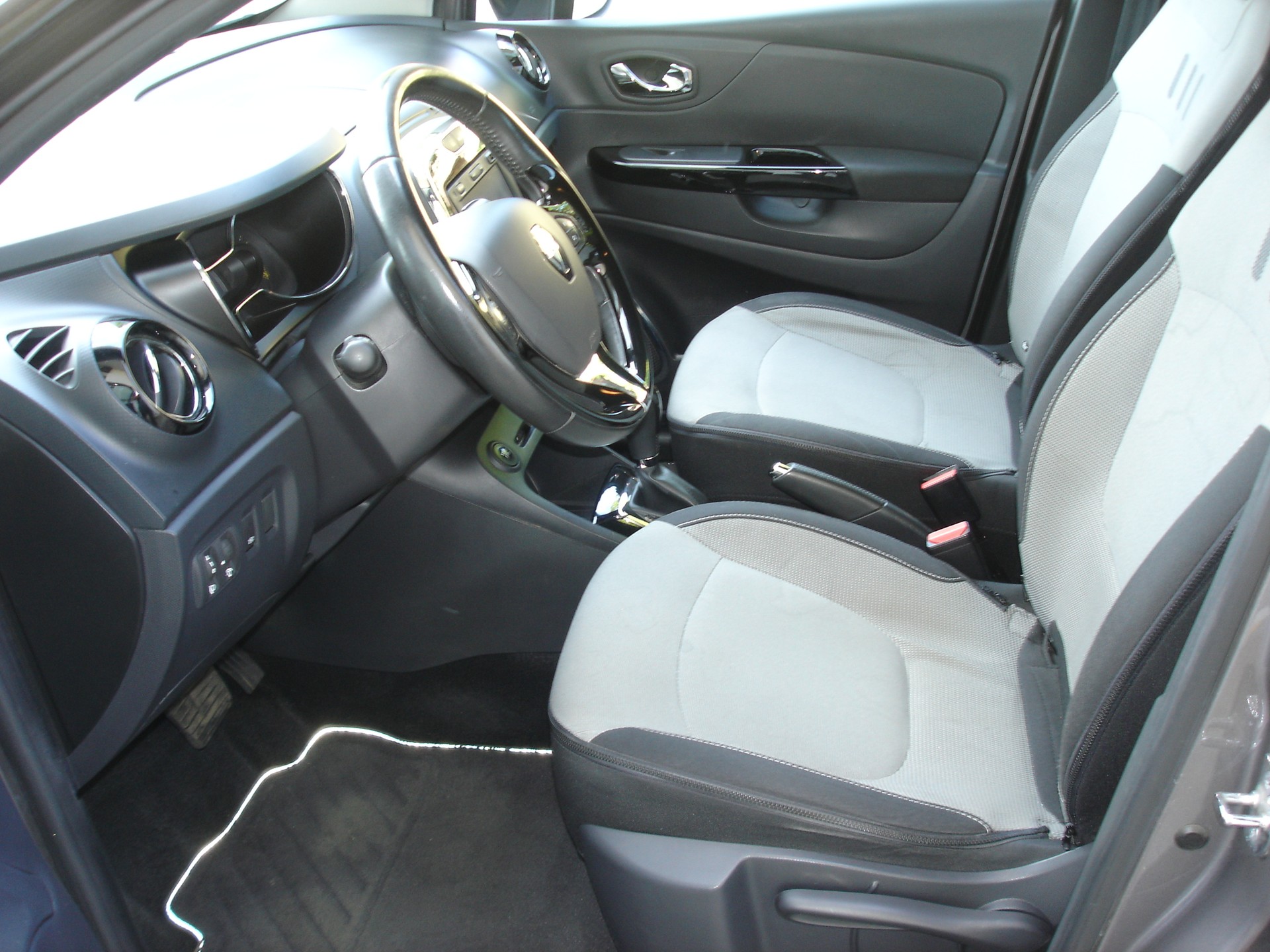 RENAULT Captur 1.2 T 16V Privilège EDC-image-12