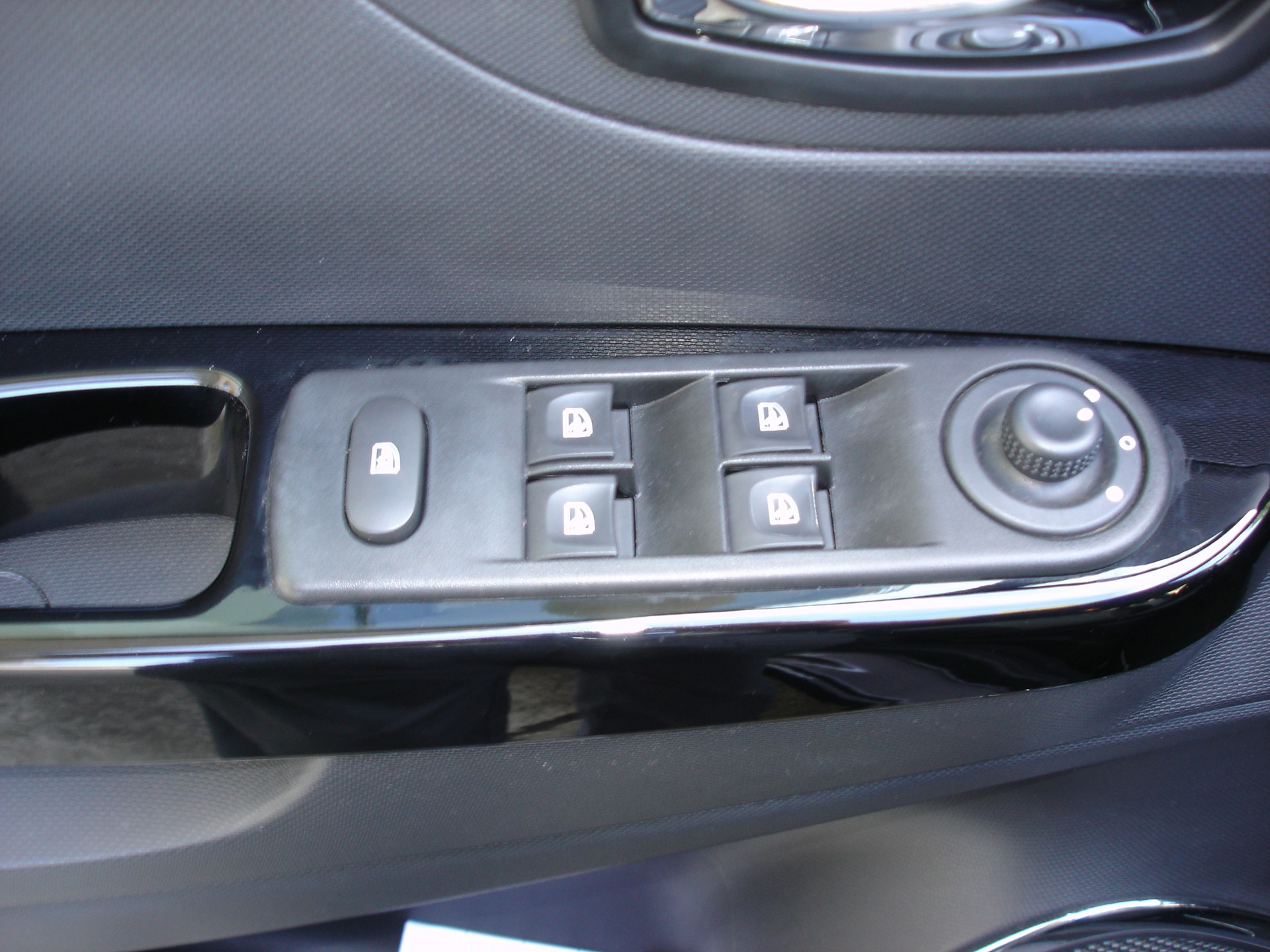 RENAULT Captur 1.2 T 16V Privilège EDC-image-13