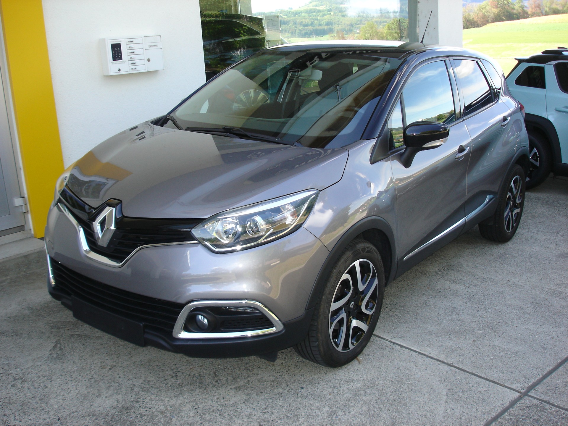 RENAULT Captur 1.2 T 16V Privilège EDC-image-1