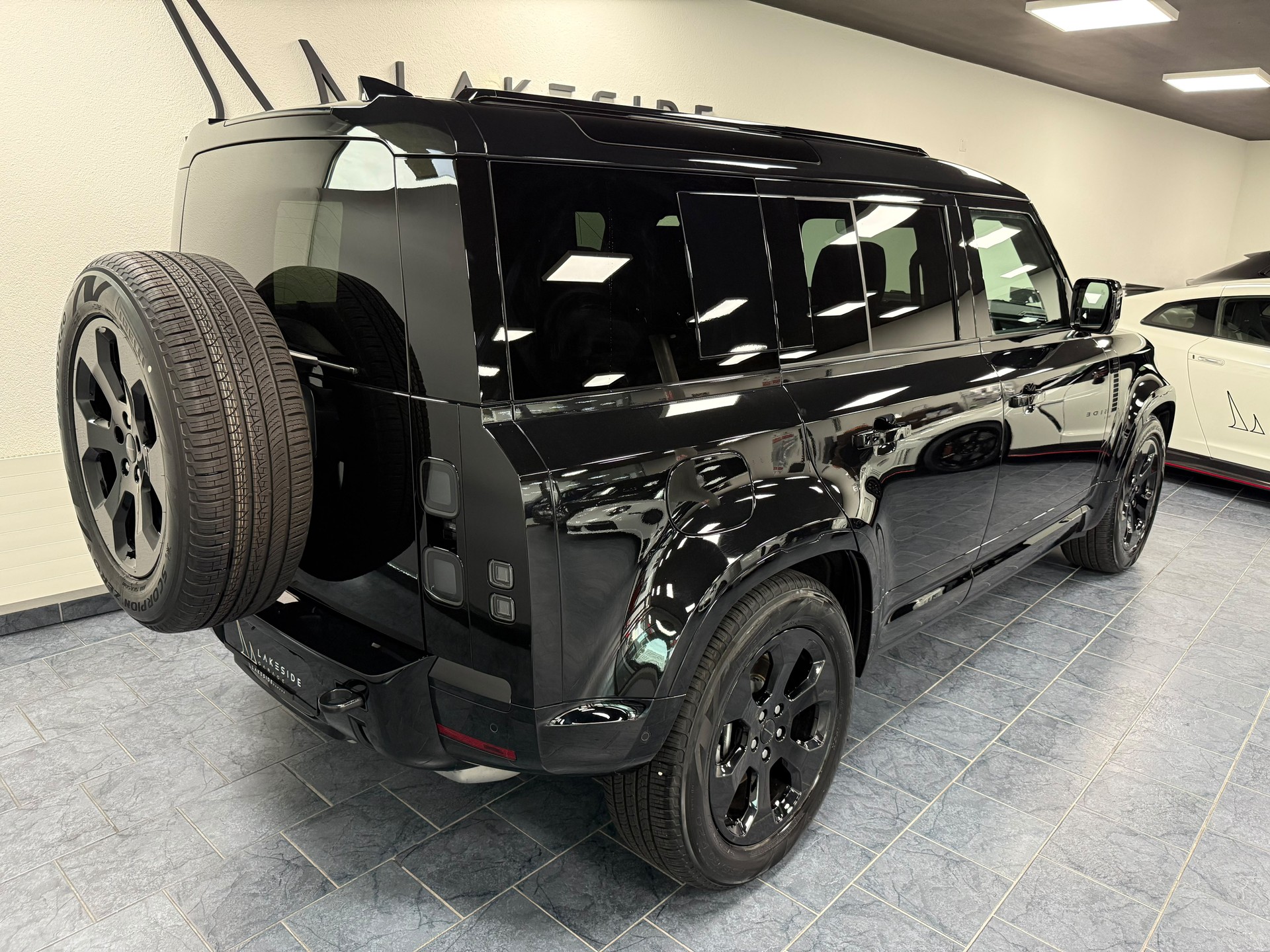 LAND ROVER Defender 110 3.0 D I6 350 X-Dynamic SE AWD AT8-showroom-element-3