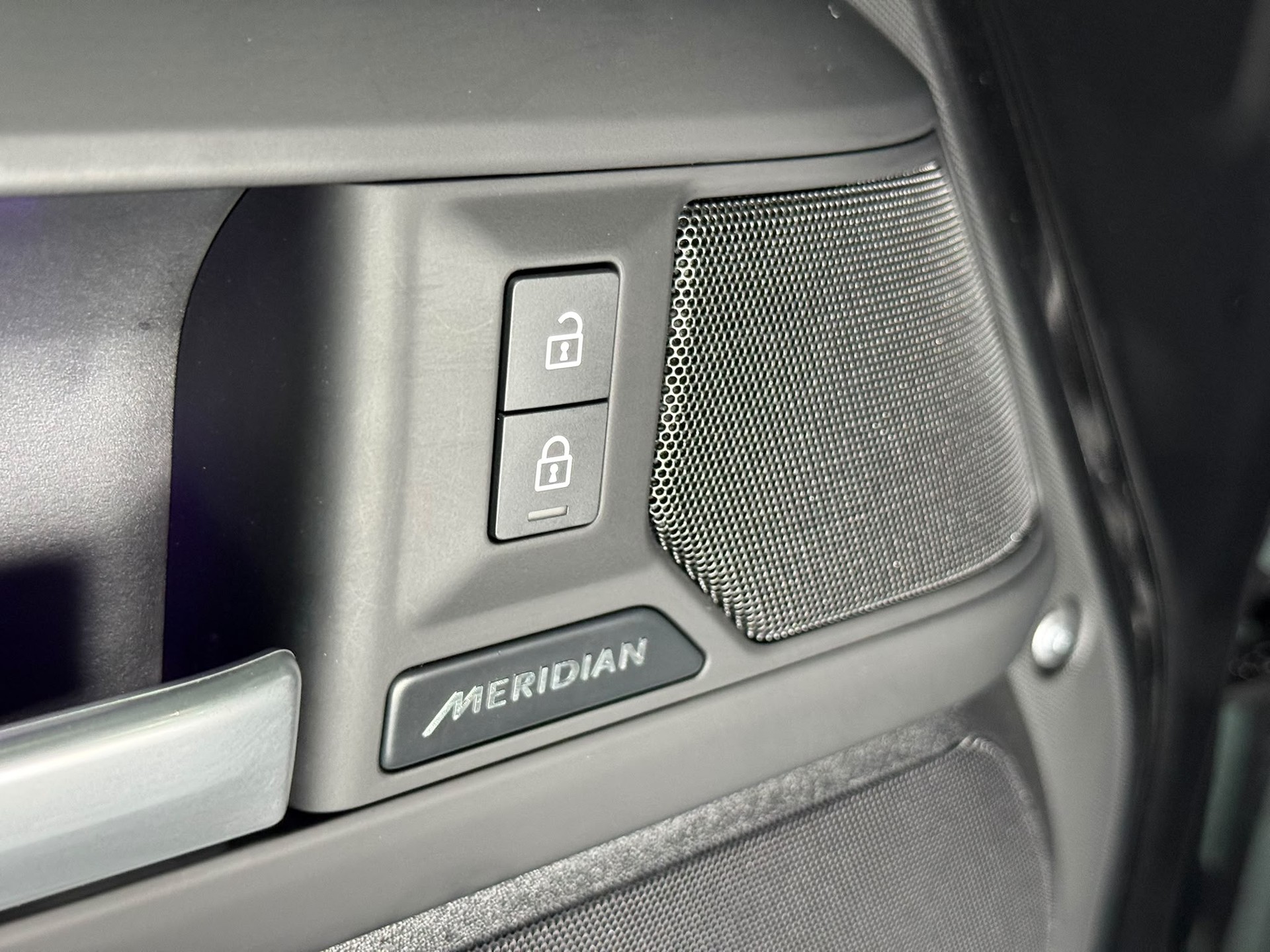LAND ROVER Defender 110 3.0 D I6 350 X-Dynamic SE AWD AT8-image-12