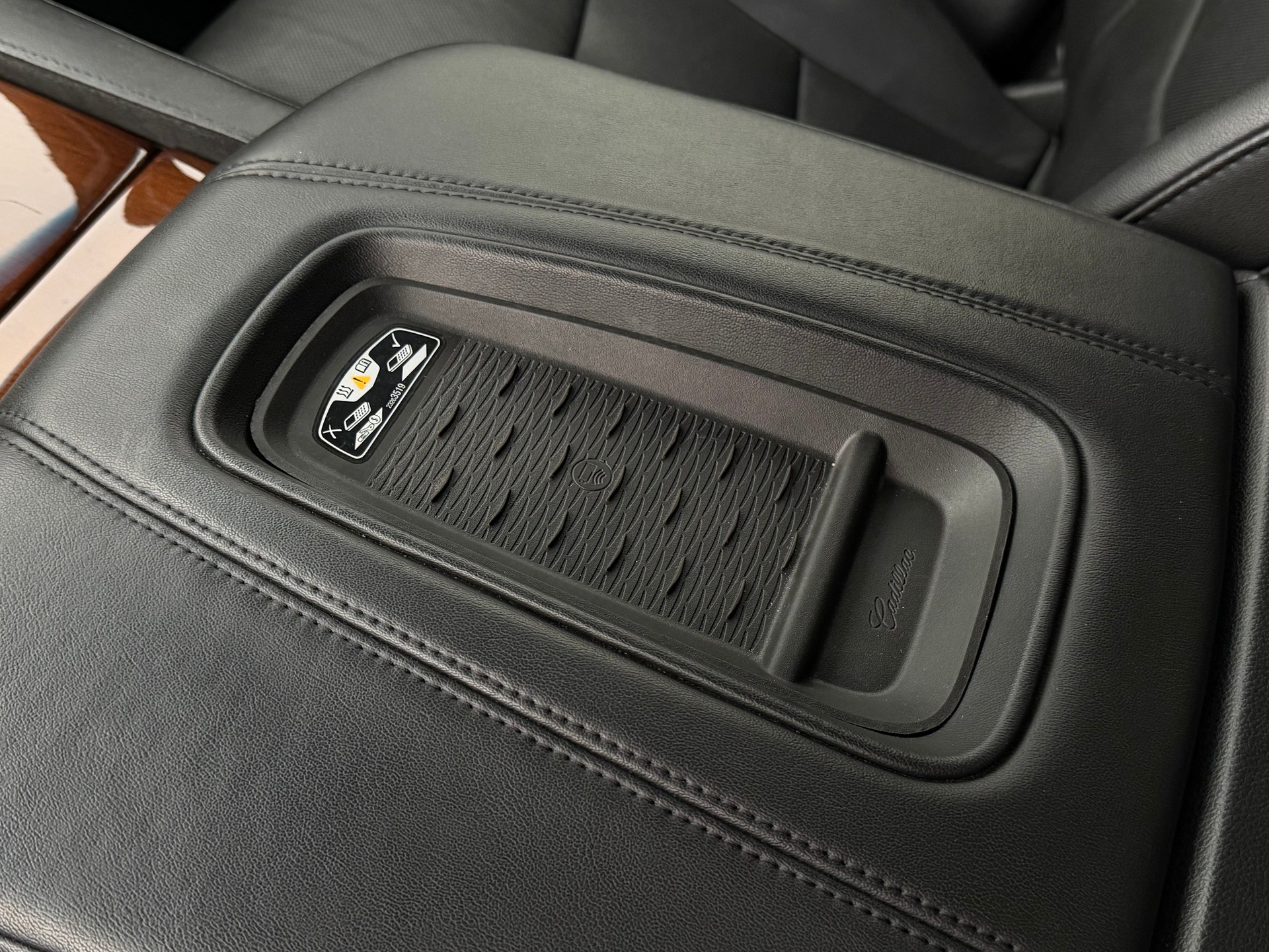 CADILLAC Escalade 6.2 Platinum Automatic-image-24