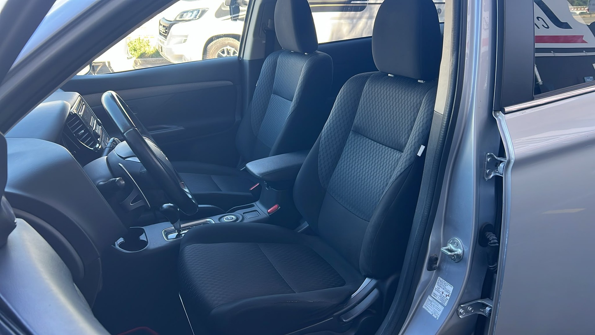 MITSUBISHI Outlander 2.0 Intense CVT-image-11