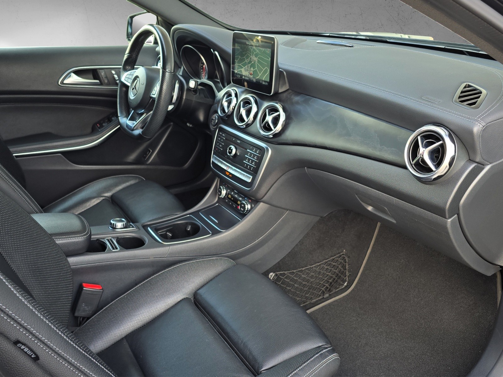 MERCEDES-BENZ GLA 220 AMG Line 4Matic 7G-DCT-image-9