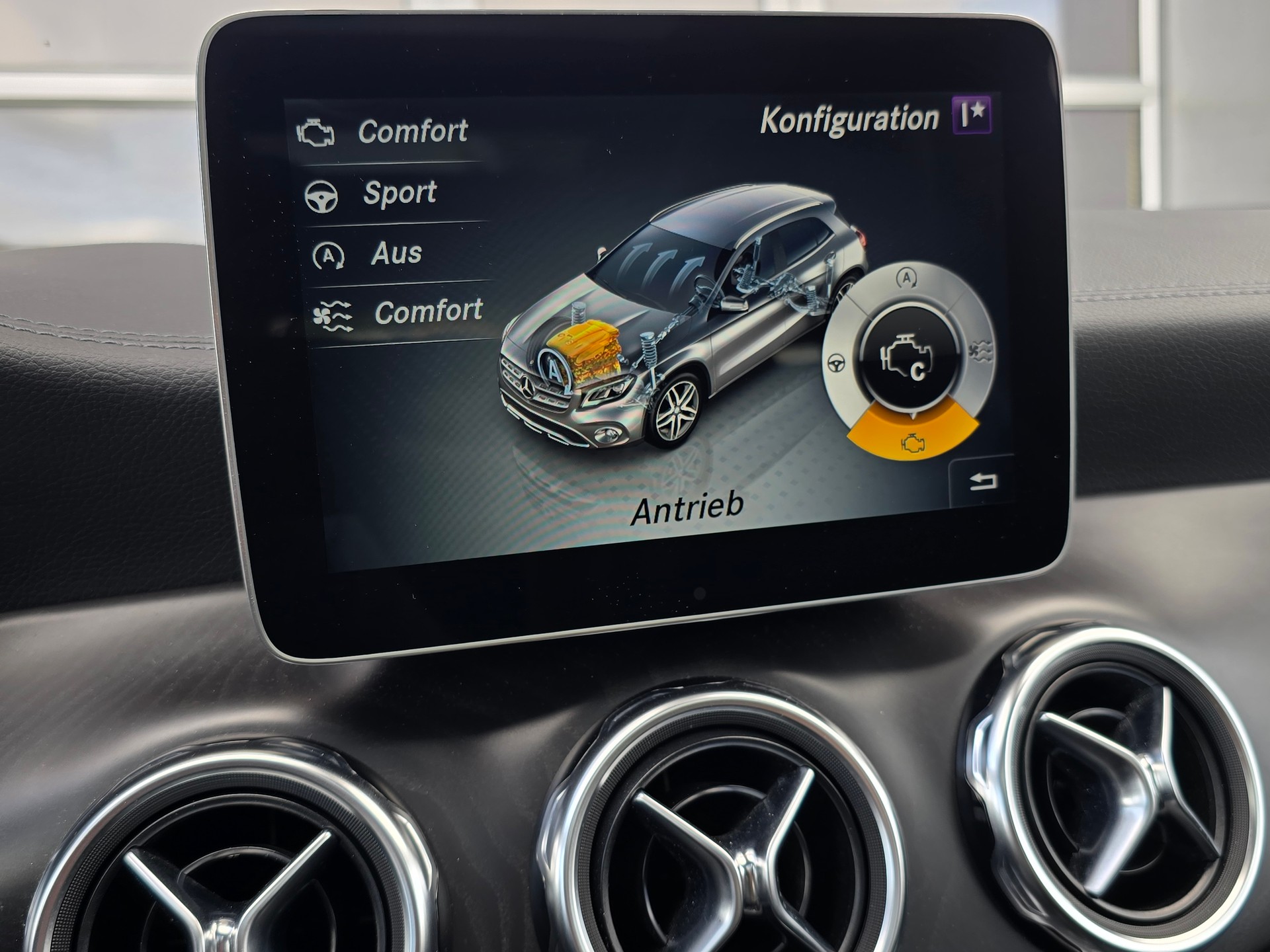 MERCEDES-BENZ GLA 220 AMG Line 4Matic 7G-DCT-image-25
