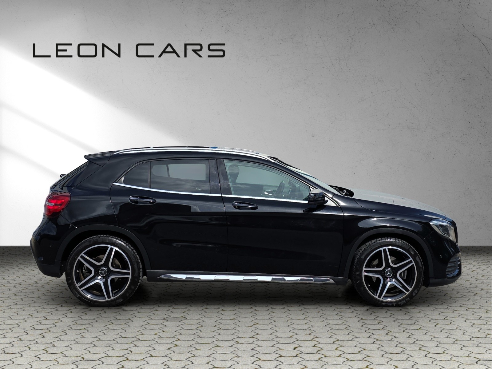 MERCEDES-BENZ GLA 220 AMG Line 4Matic 7G-DCT-image-3