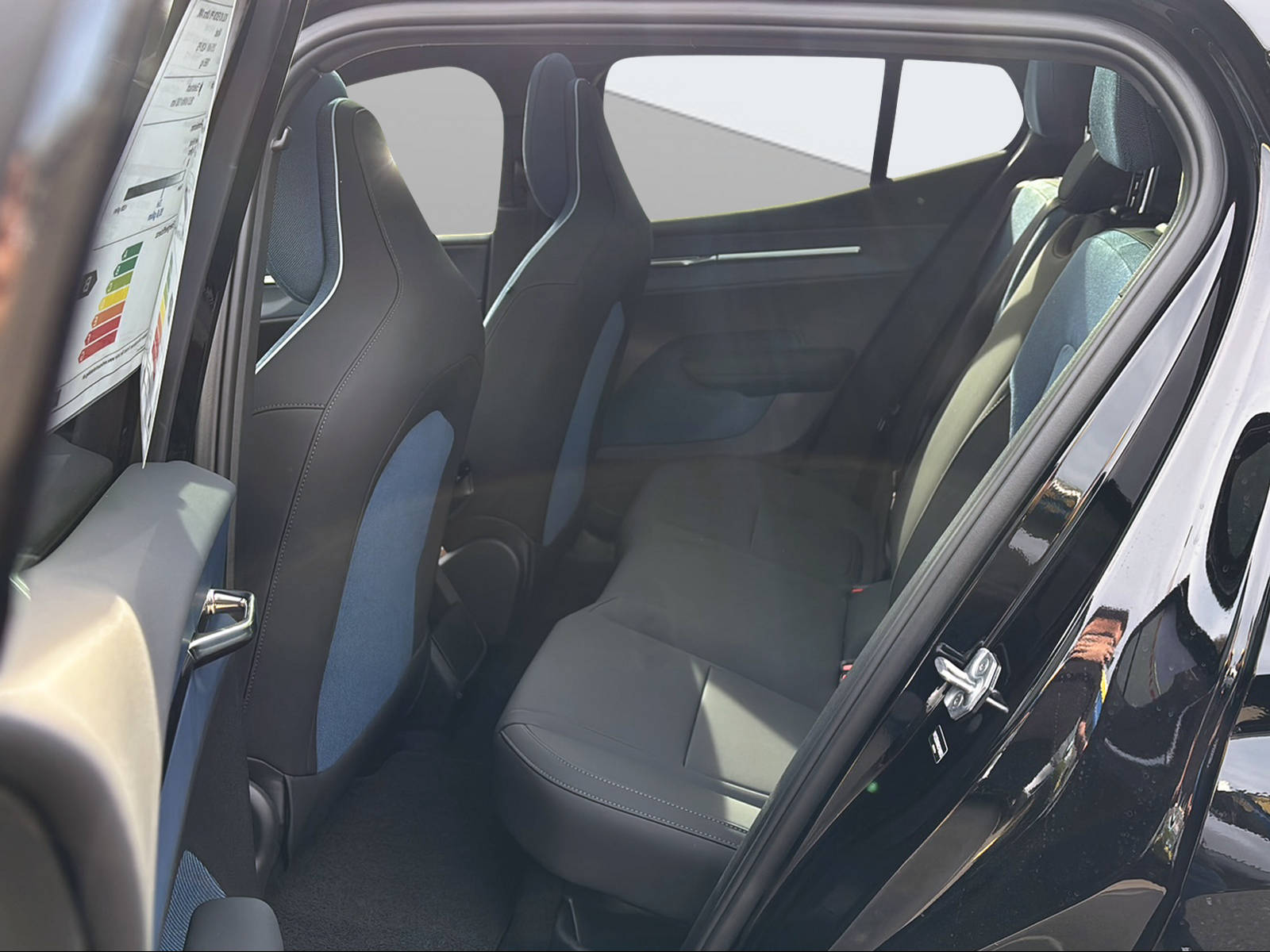 VOLVO EX30 E60 69kWh Twin Ultra-image-12