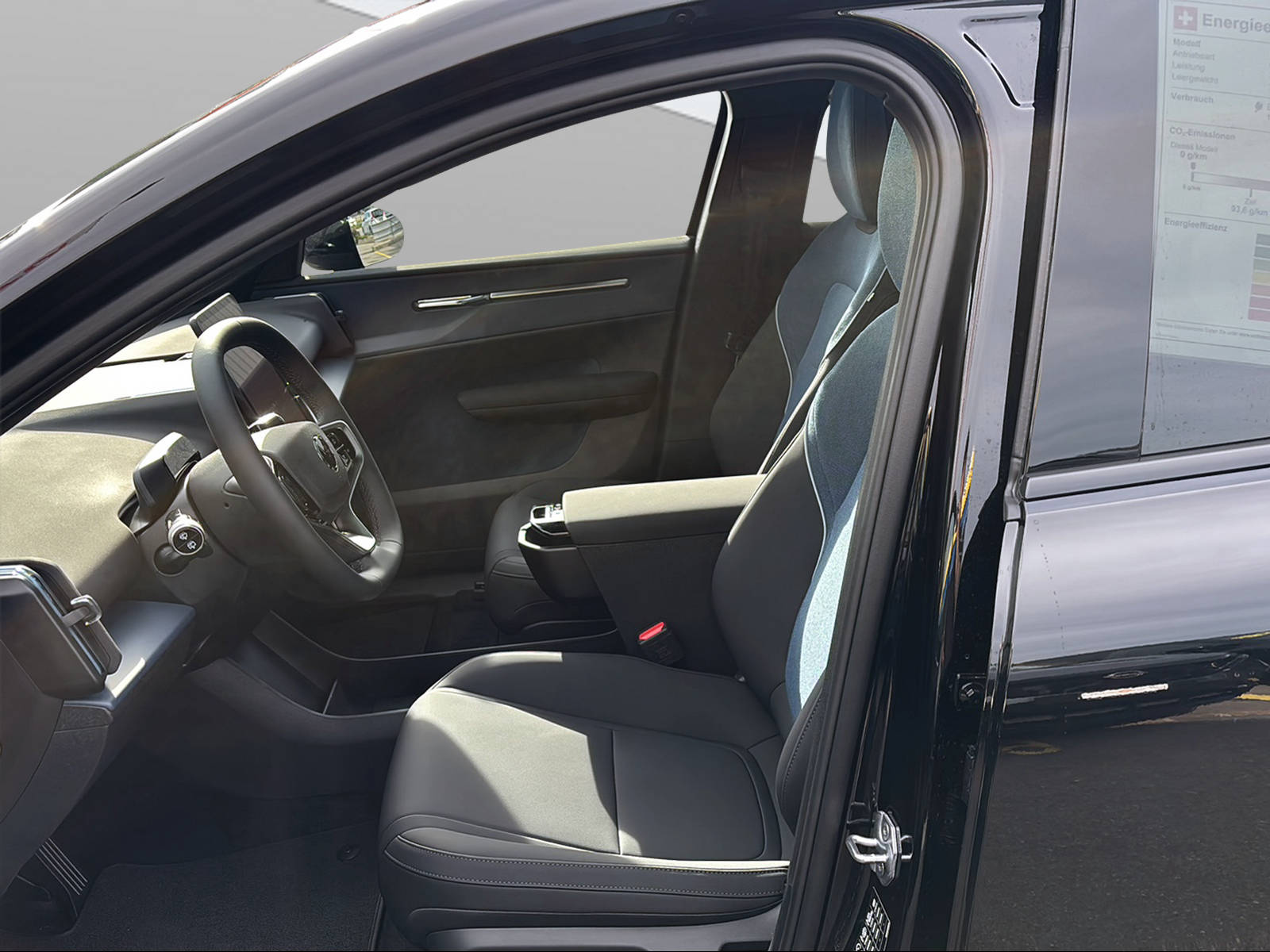 VOLVO EX30 E60 69kWh Twin Ultra-image-8