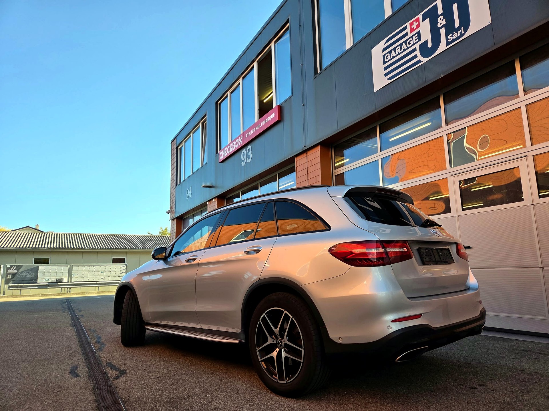 MERCEDES-BENZ GLC 250 AMG Line 4Matic 9G-Tronic-image-3