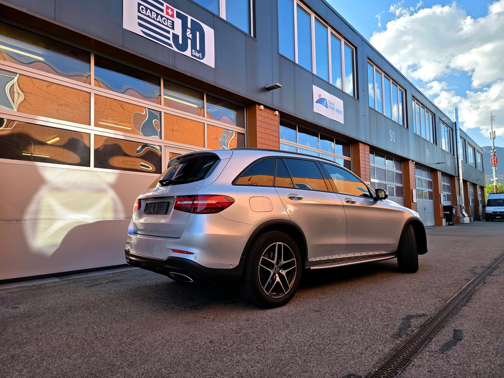 MERCEDES-BENZ GLC 250 AMG Line 4Matic 9G-Tronic-image-2