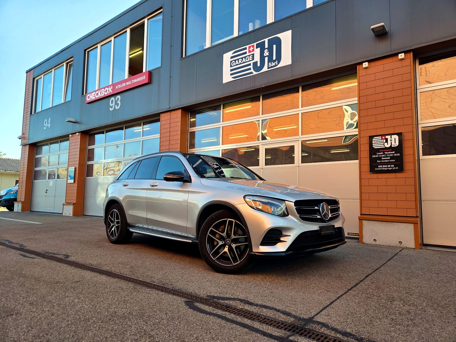 MERCEDES-BENZ GLC 250 AMG Line 4Matic 9G-Tronic-image-0