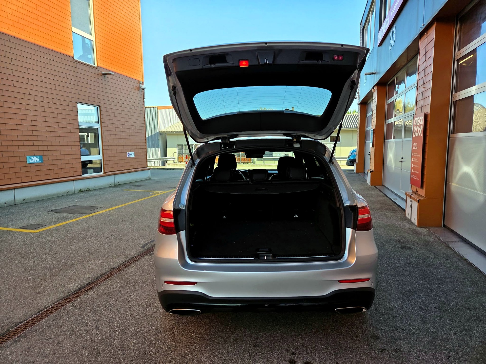 MERCEDES-BENZ GLC 250 AMG Line 4Matic 9G-Tronic-image-8