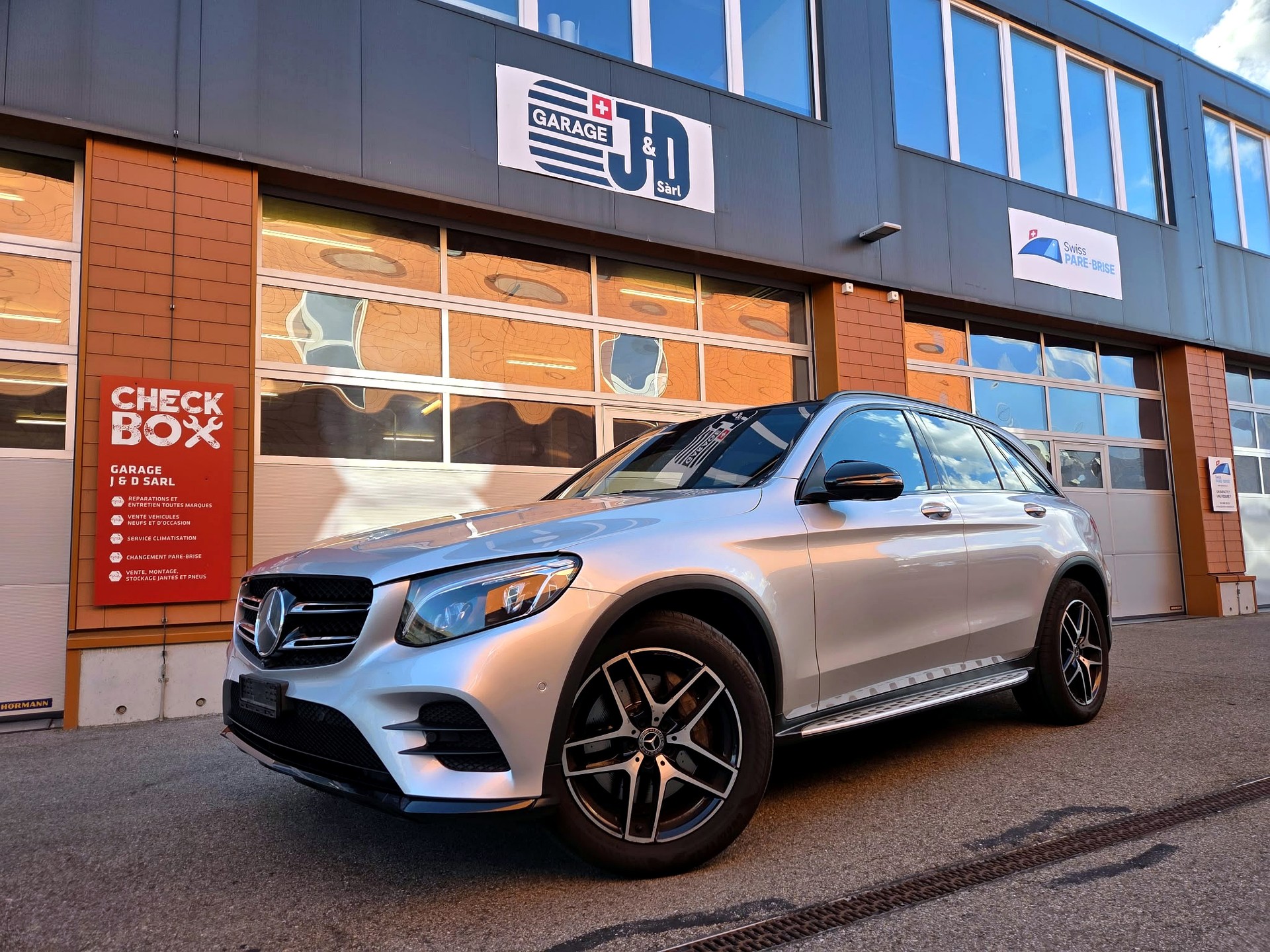 MERCEDES-BENZ GLC 250 AMG Line 4Matic 9G-Tronic-image-1