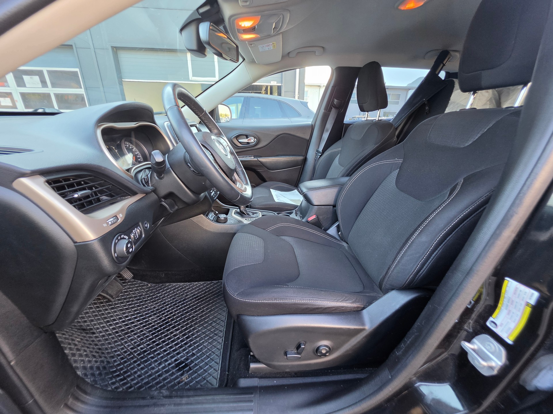 JEEP Cherokee 2.2TD Longitude Sw- Black Ed. AWD 9ATX-image-8