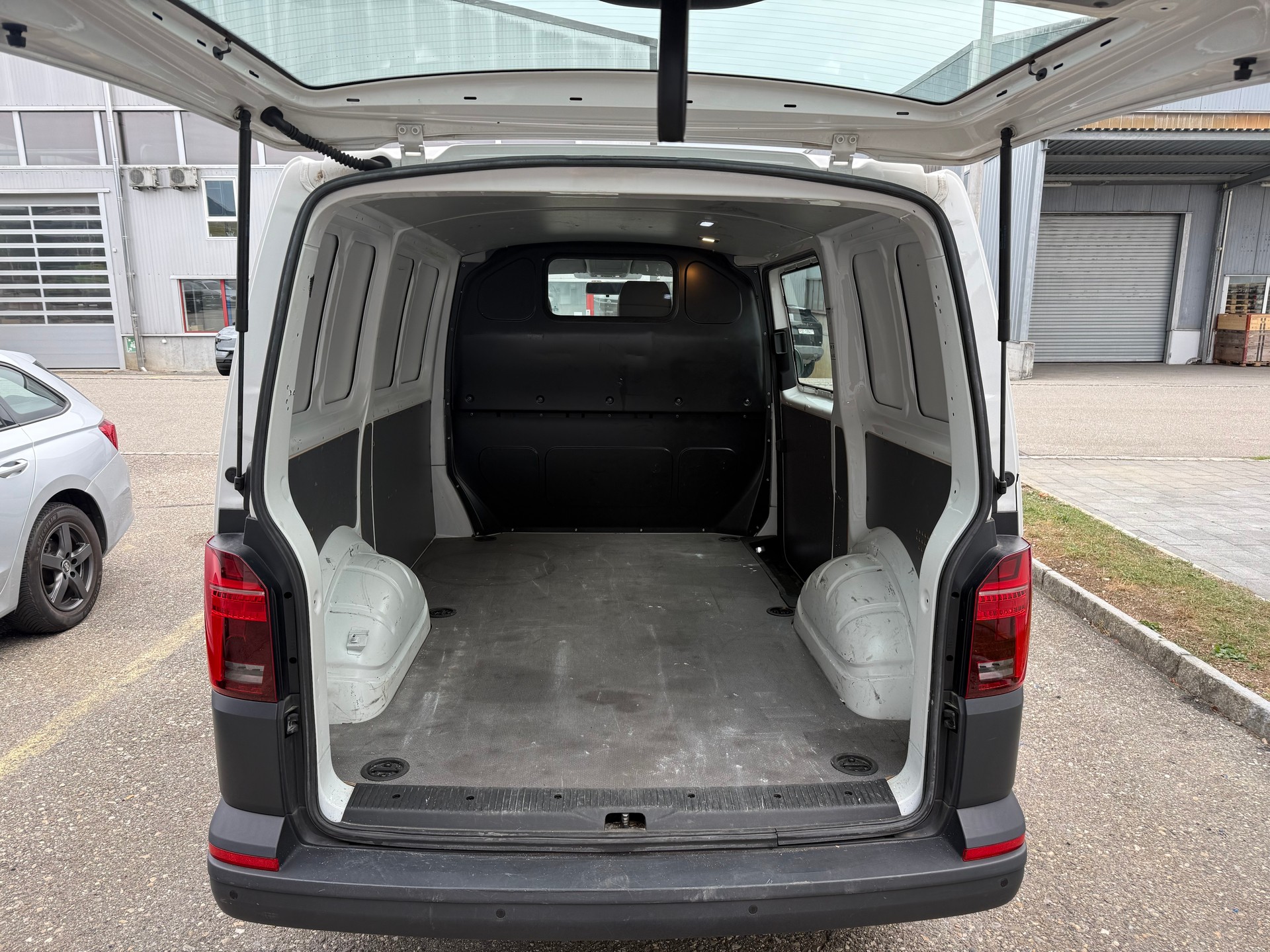 VW T6.1 2.0 TDI 4Motion DSG-image-9