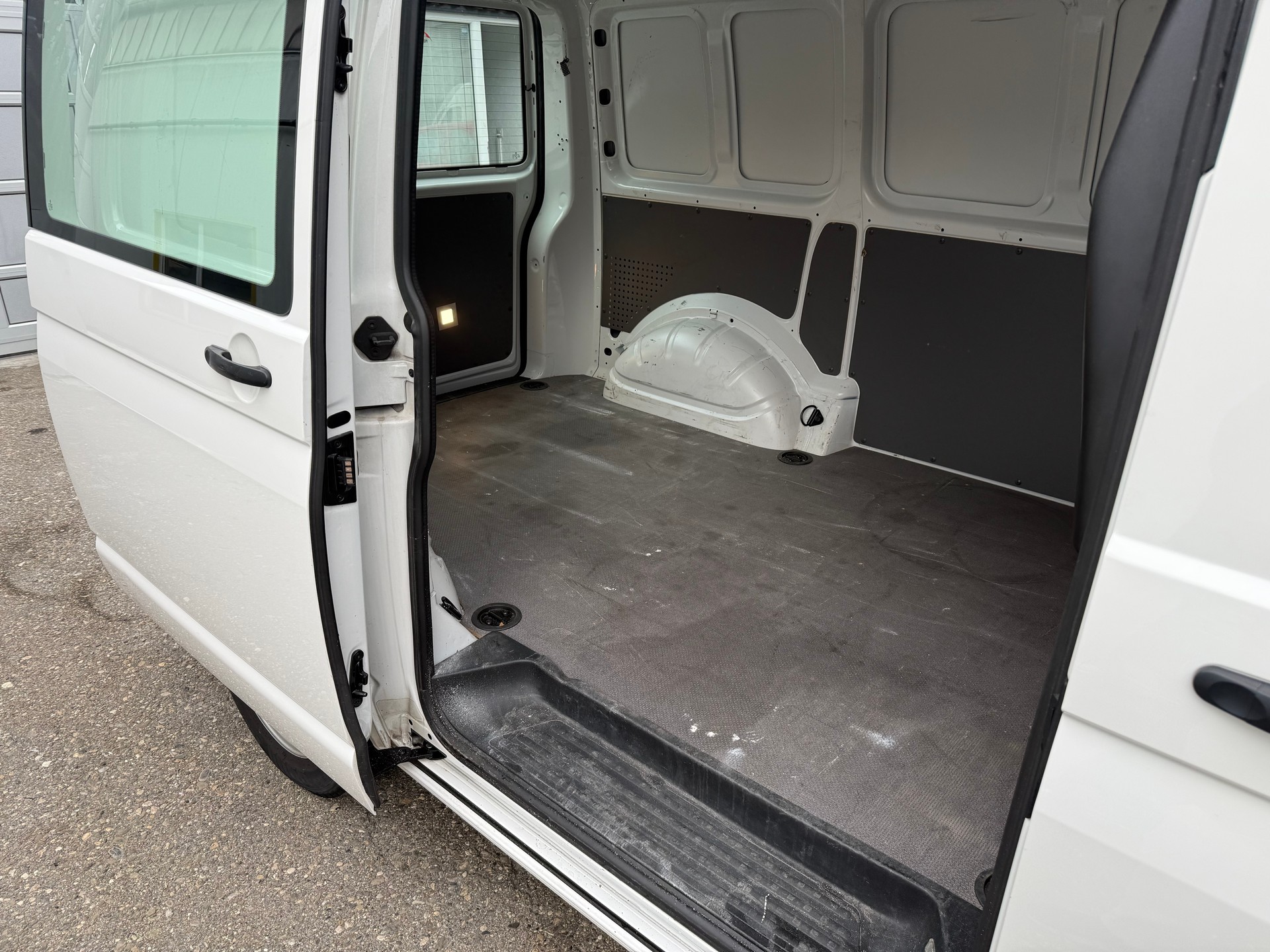 VW T6.1 2.0 TDI 4Motion DSG-image-10