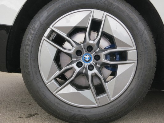 BMW iX xDrive40-image-6