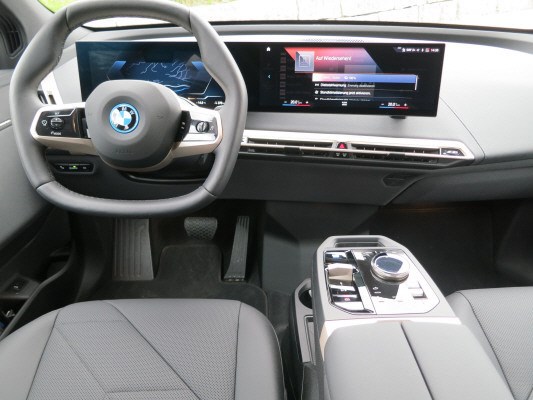 BMW iX xDrive40-image-8